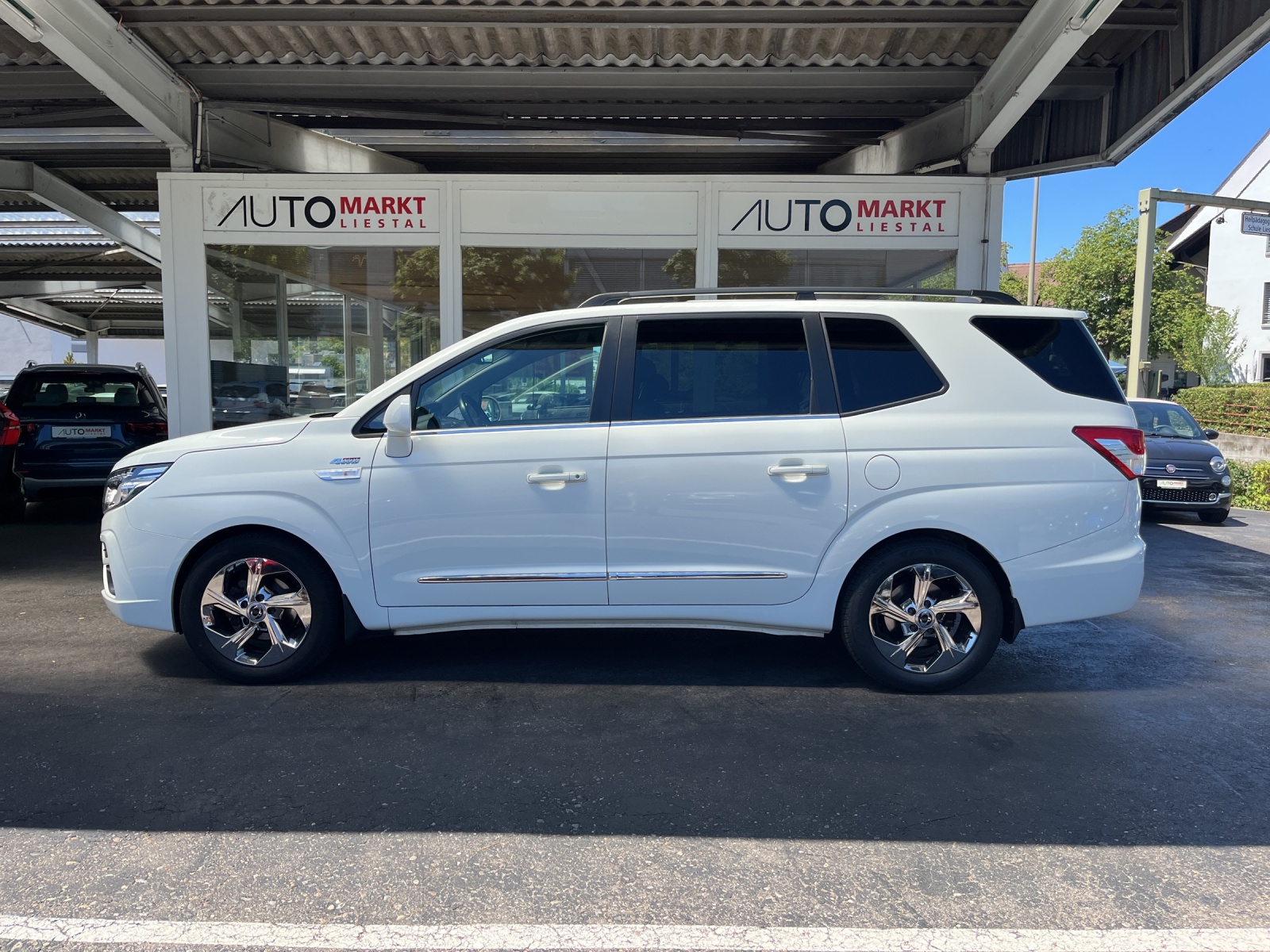 KGM-SsangYong Rodius SV220 e-XDi Sapphire 4WD Automatic-image-1