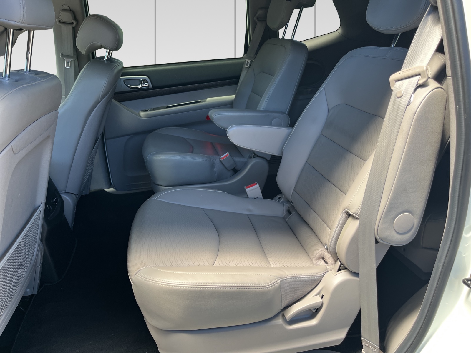 KGM-SsangYong Rodius SV220 e-XDi Sapphire 4WD Automatic-image-11