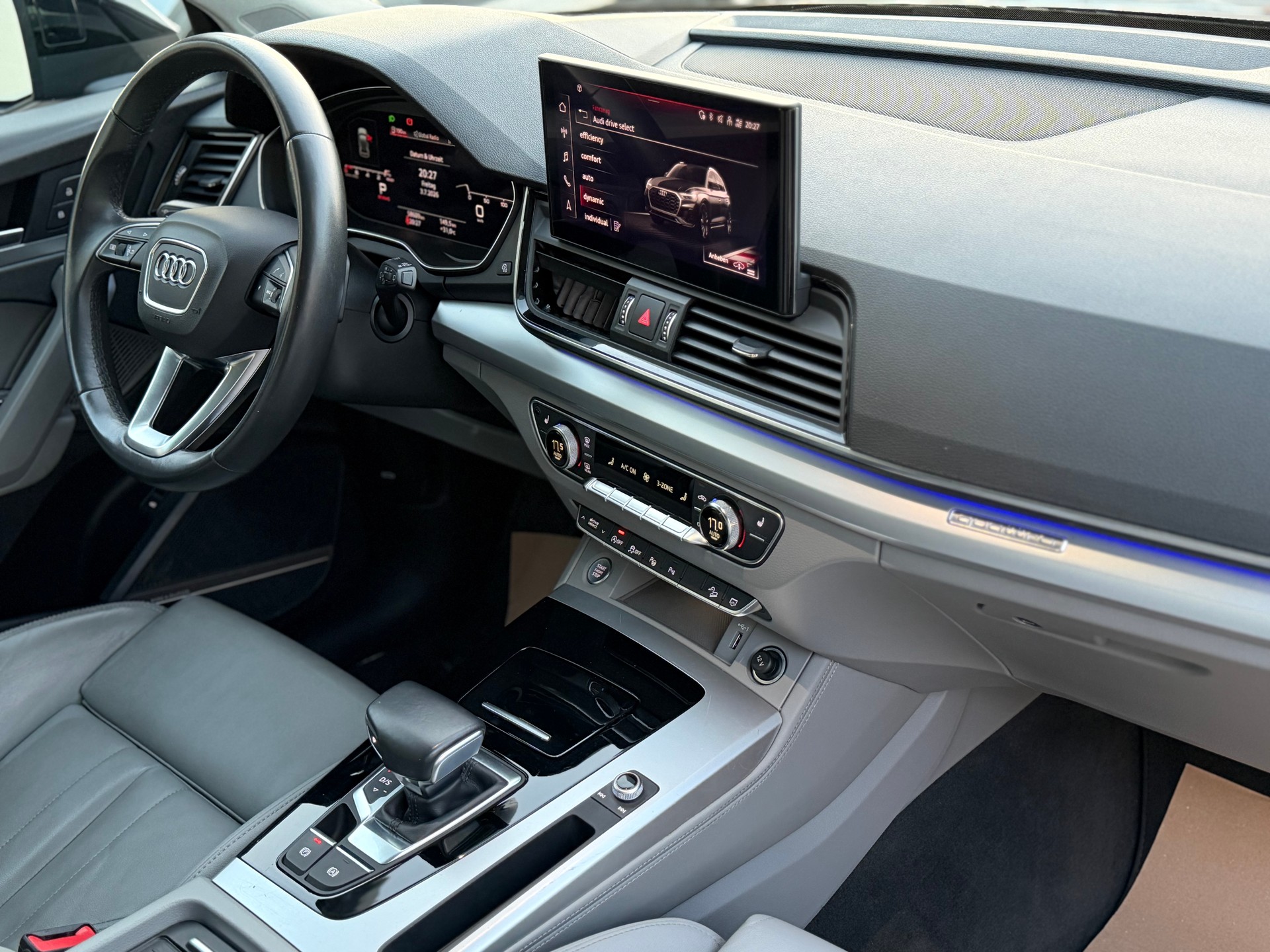 AUDI Q5 45 TFSI Black Edition quattro S-tronic-image-16