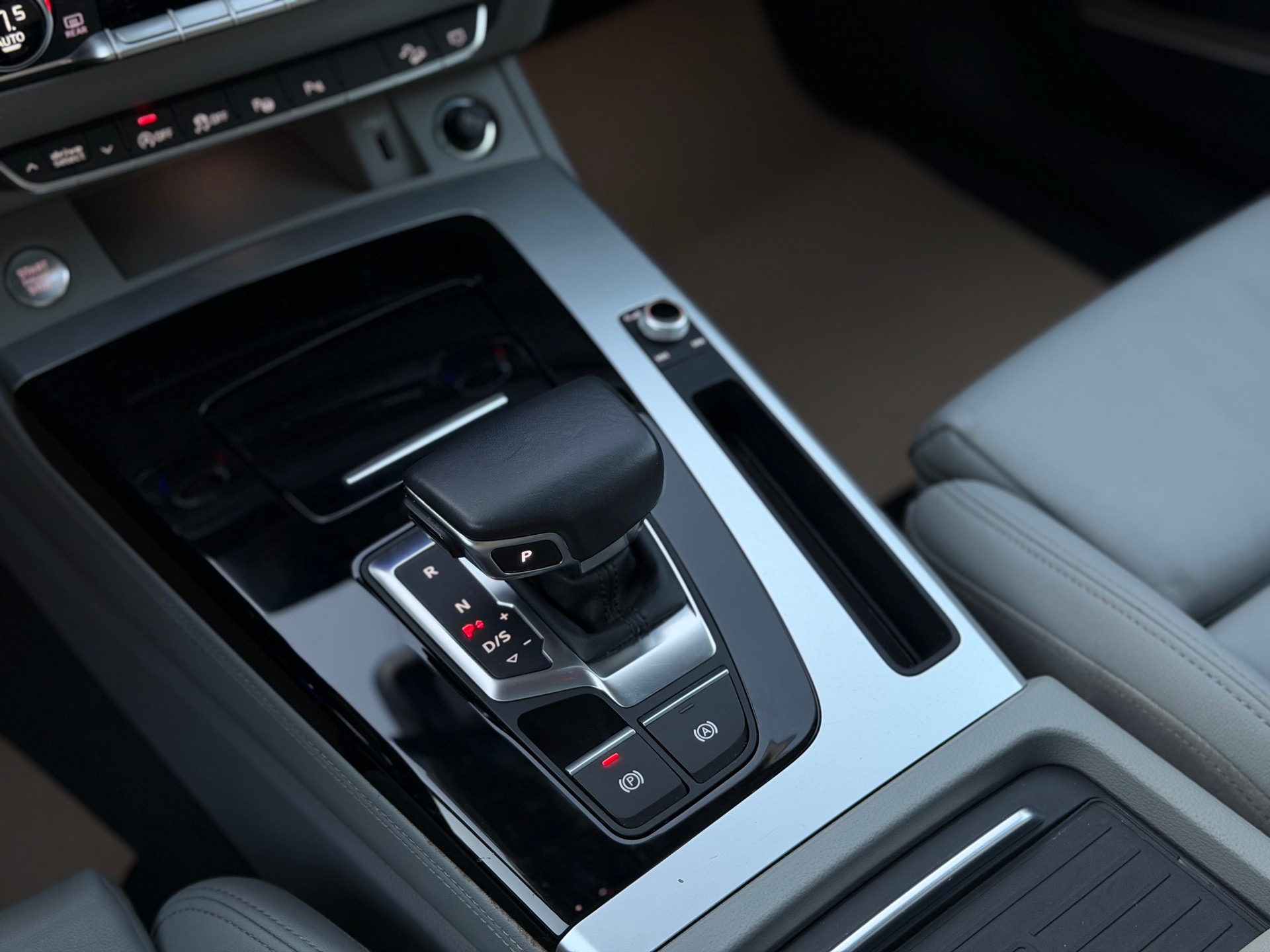 AUDI Q5 45 TFSI Black Edition quattro S-tronic-image-19