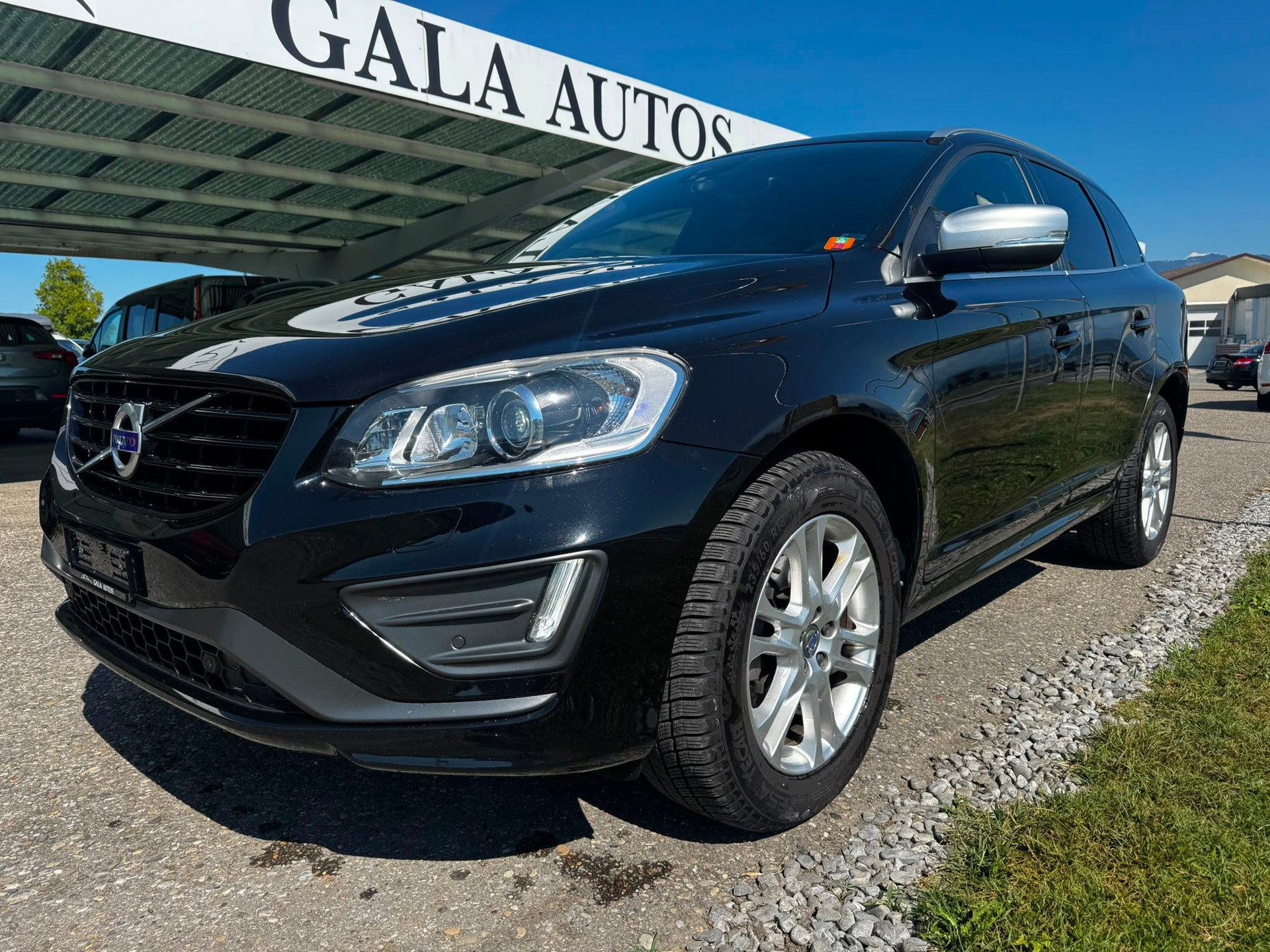 VOLVO XC60 T6 AWD Momentum R-Design Geartronic