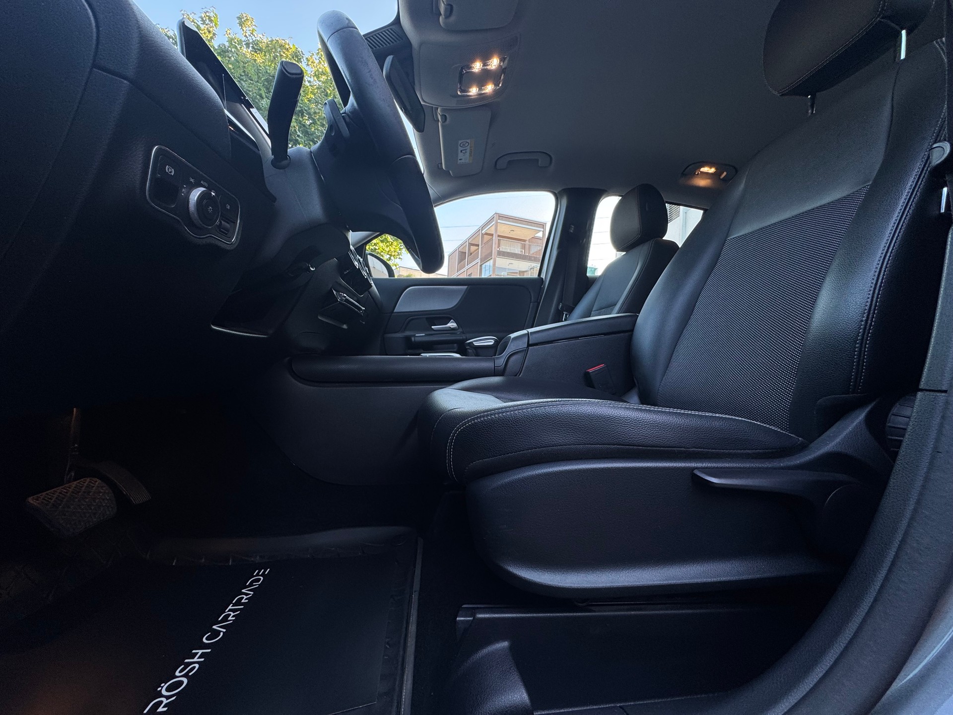 MERCEDES-BENZ GLA 180 Style 7G-DCT-image-12