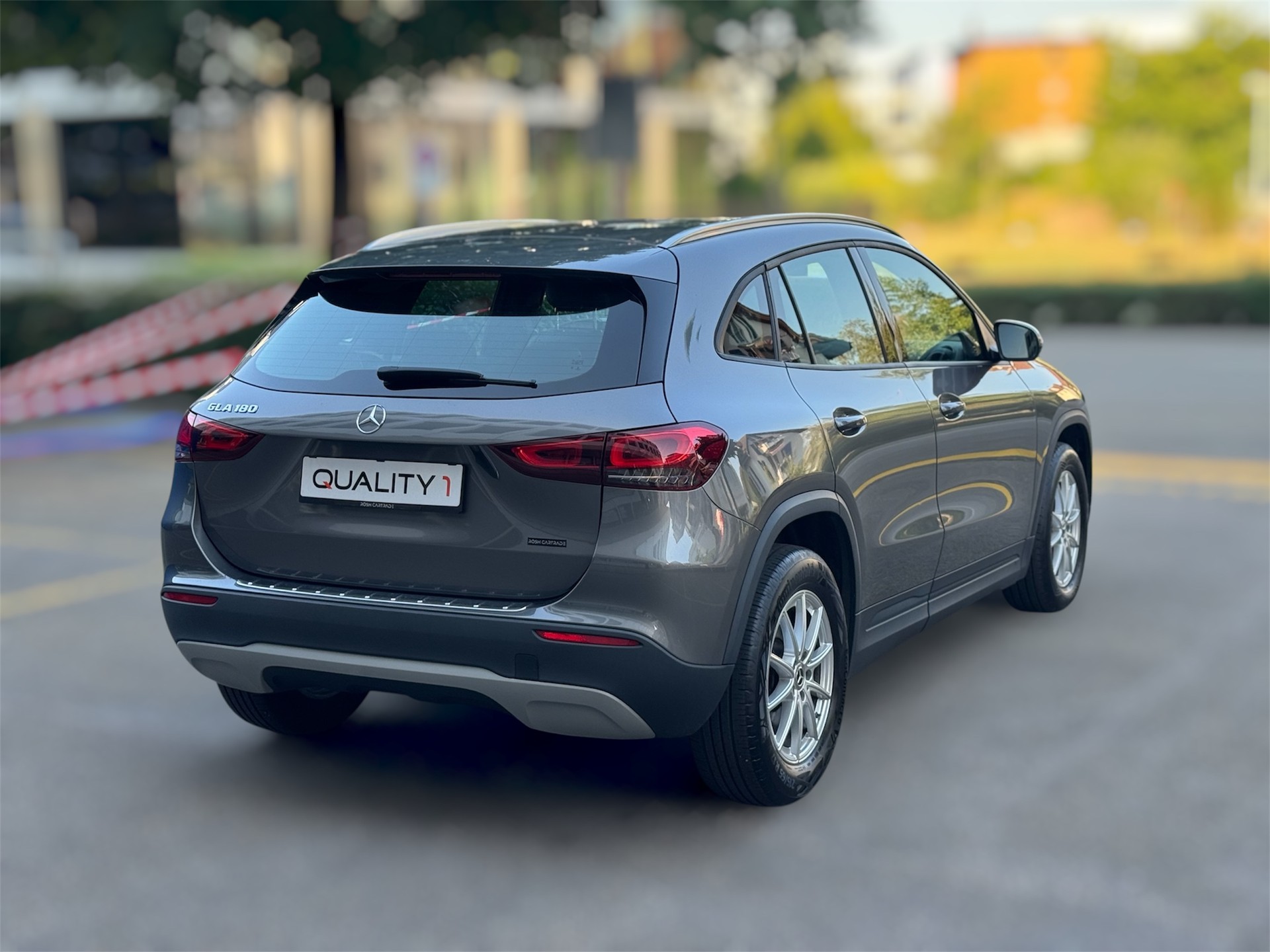 MERCEDES-BENZ GLA 180 Style 7G-DCT-image-3