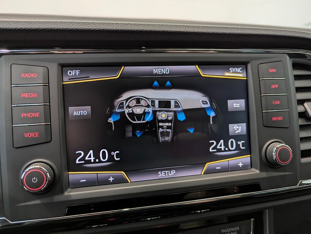 SEAT Ateca*1.HAND CH-AUTO FRISCH AB MFK+SERVICE+12MT GAR AHK 1'900KG 360CAM PANO*-image-12