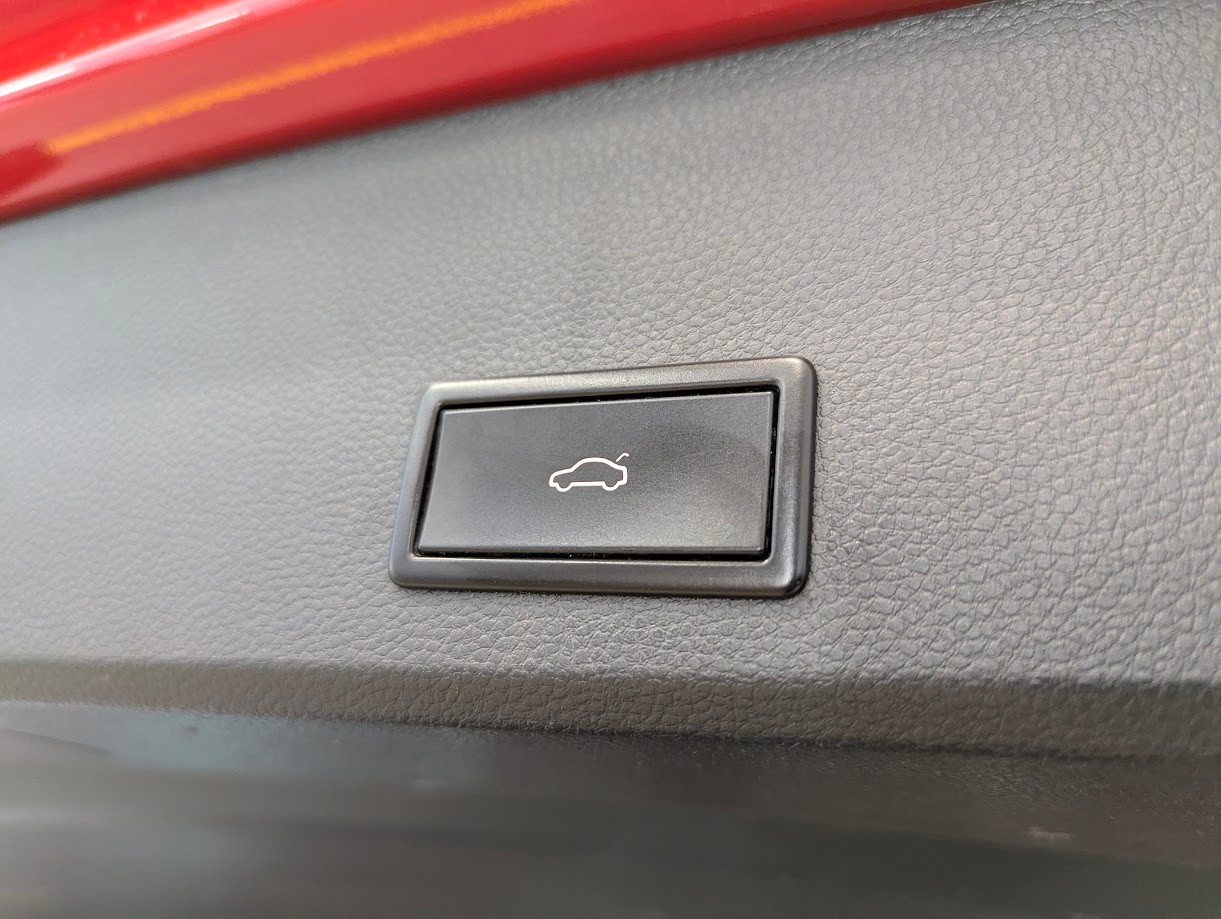 SEAT Ateca*1.HAND CH-AUTO FRISCH AB MFK+SERVICE+12MT GAR AHK 1'900KG 360CAM PANO*-image-29