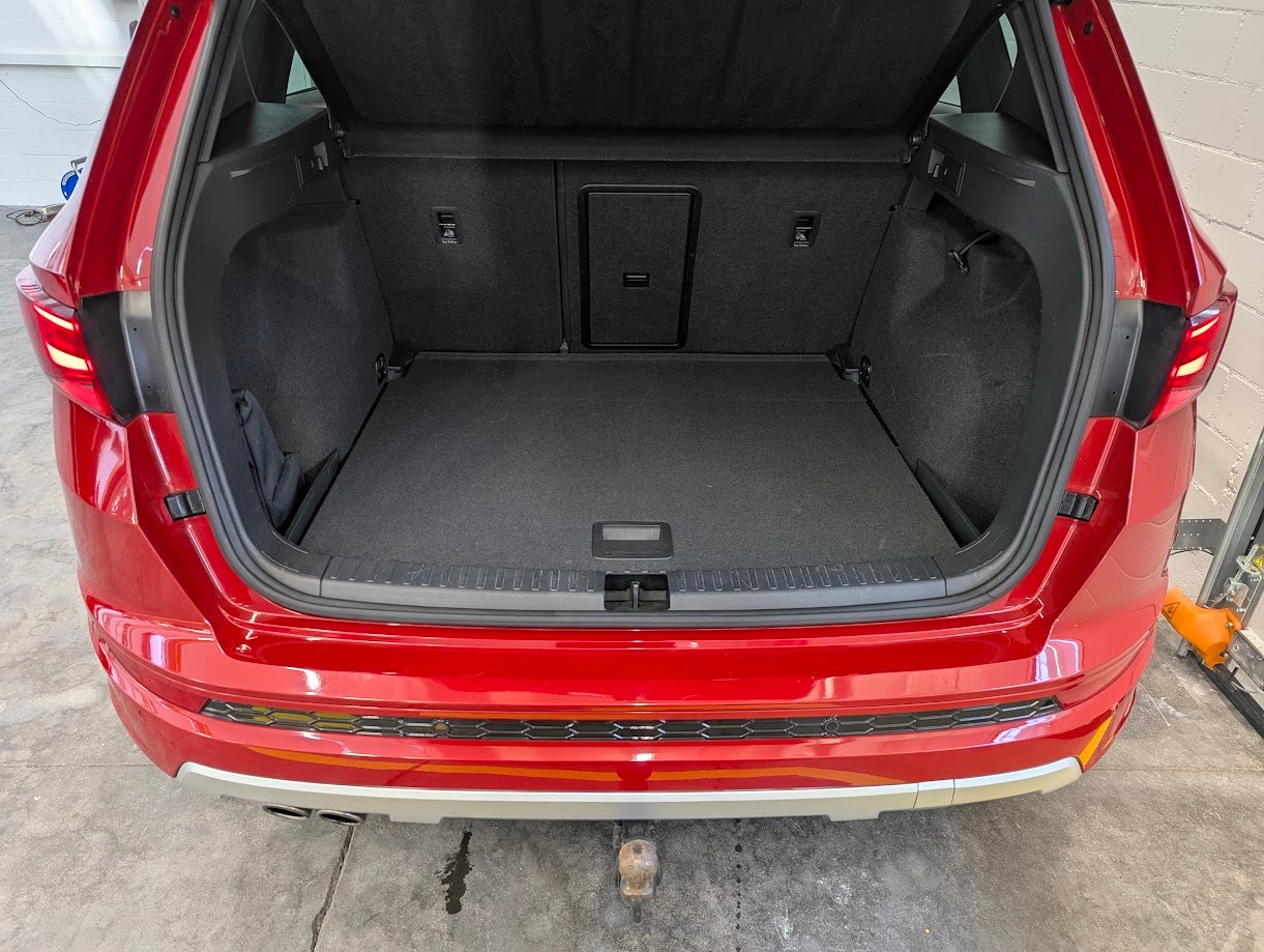 SEAT Ateca*1.HAND CH-AUTO FRISCH AB MFK+SERVICE+12MT GAR AHK 1'900KG 360CAM PANO*-image-30