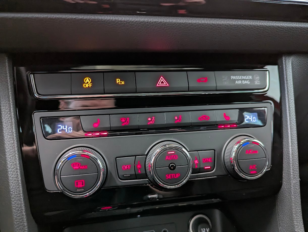 SEAT Ateca*1.HAND CH-AUTO FRISCH AB MFK+SERVICE+12MT GAR AHK 1'900KG 360CAM PANO*-image-22