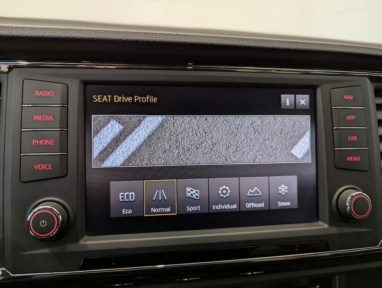SEAT Ateca*1.HAND CH-AUTO FRISCH AB MFK+SERVICE+12MT GAR AHK 1'900KG 360CAM PANO*-image-14