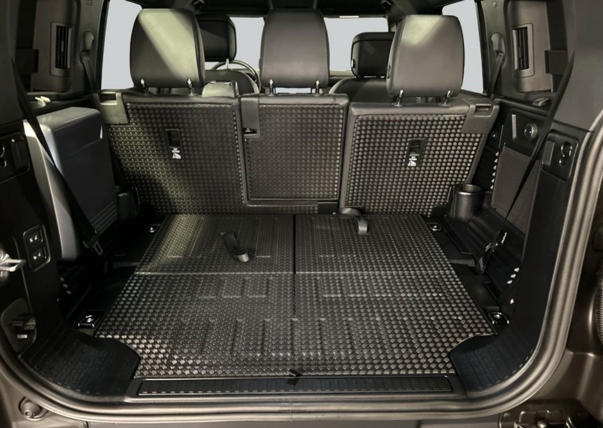 LAND ROVER Defender 110 3.0 D I6 300 X-Dynamic SE AWD AT8-image-14