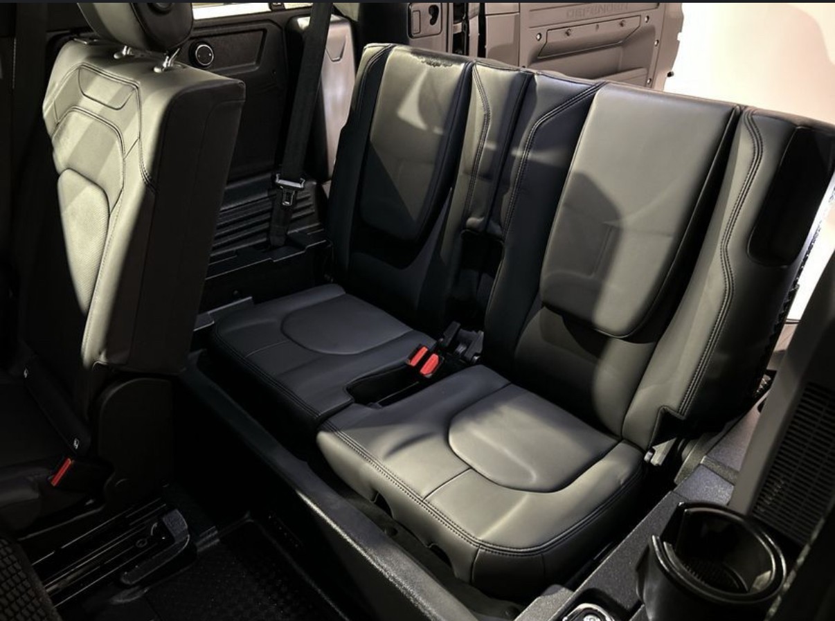 LAND ROVER Defender 110 3.0 D I6 300 X-Dynamic SE AWD AT8-image-13