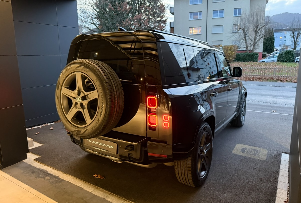LAND ROVER Defender 110 3.0 D I6 300 X-Dynamic SE AWD AT8-image-3