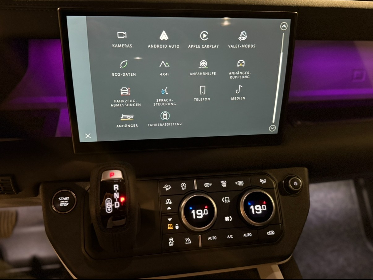 LAND ROVER Defender 110 3.0 D I6 300 X-Dynamic SE AWD AT8-image-12