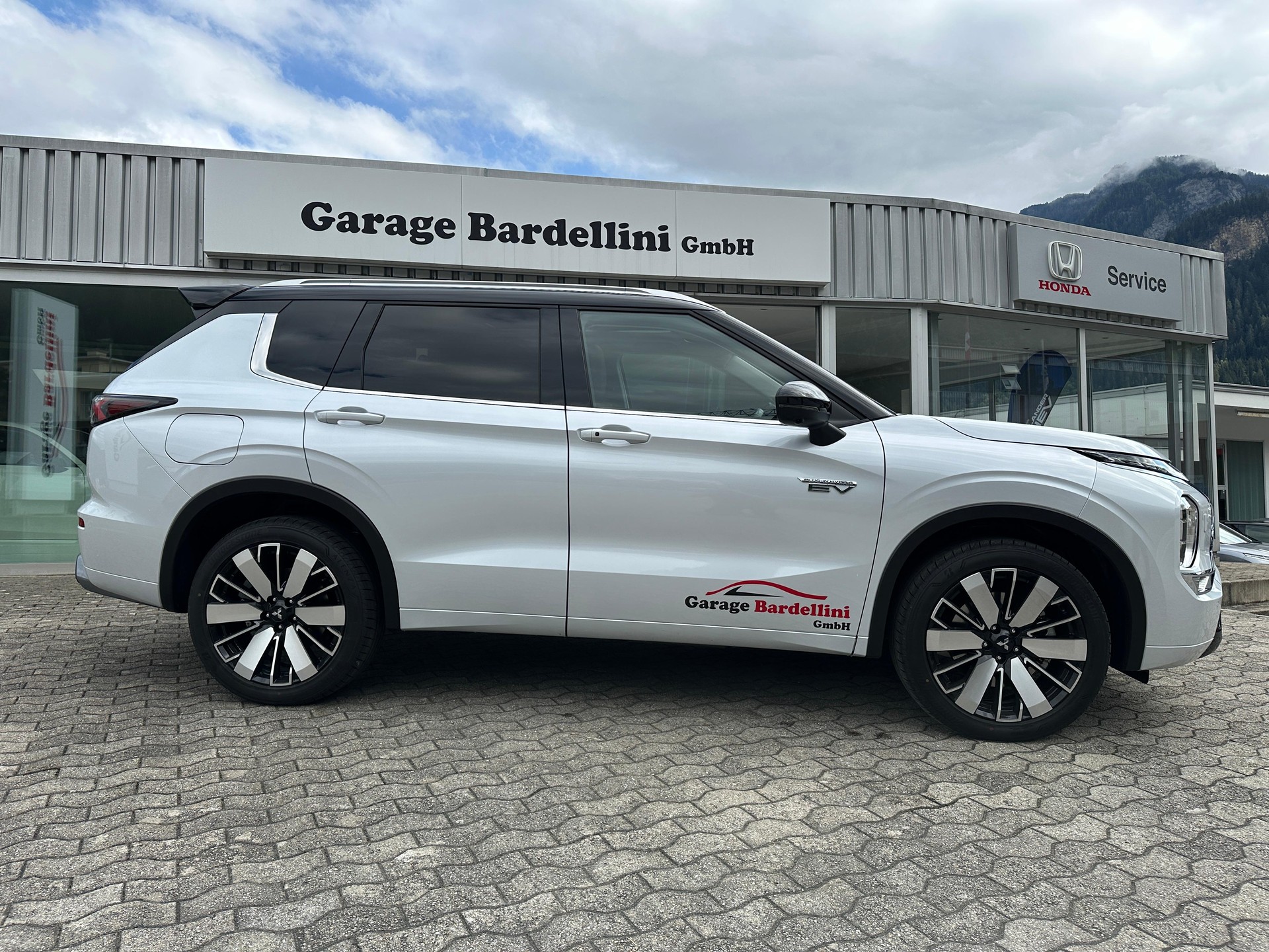 MITSUBISHI Outlander 2.4 PHEV Instyle Blackline 4x4-image-1