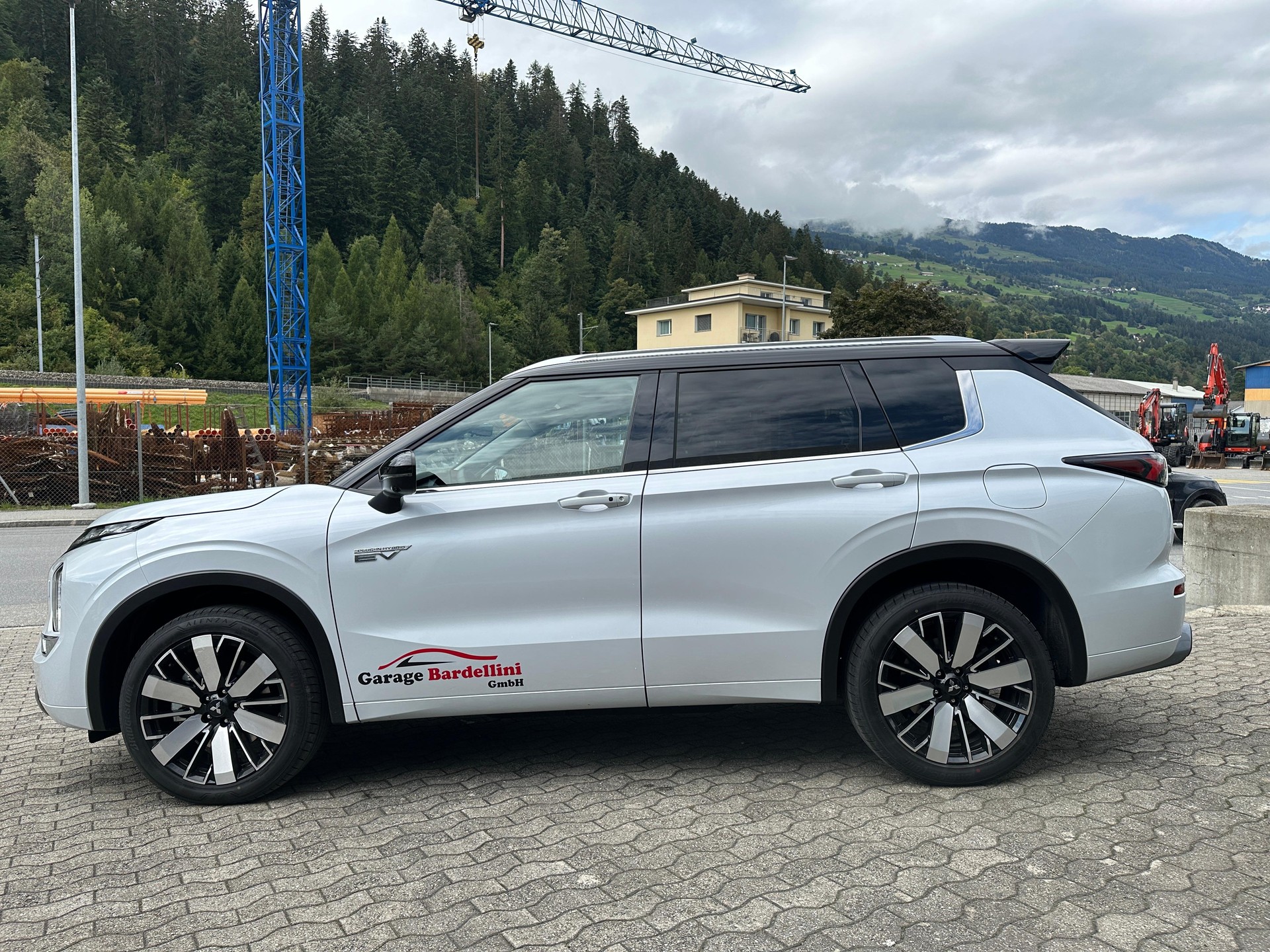 MITSUBISHI Outlander 2.4 PHEV Instyle Blackline 4x4-image-4