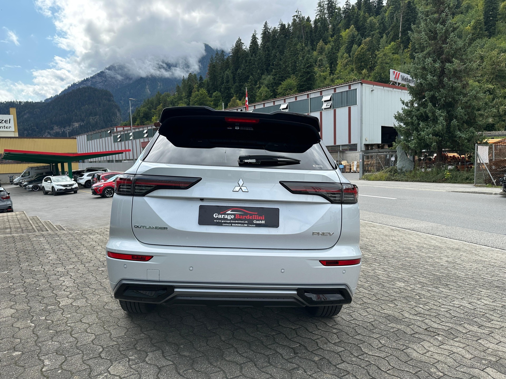 MITSUBISHI Outlander 2.4 PHEV Instyle Blackline 4x4-image-2