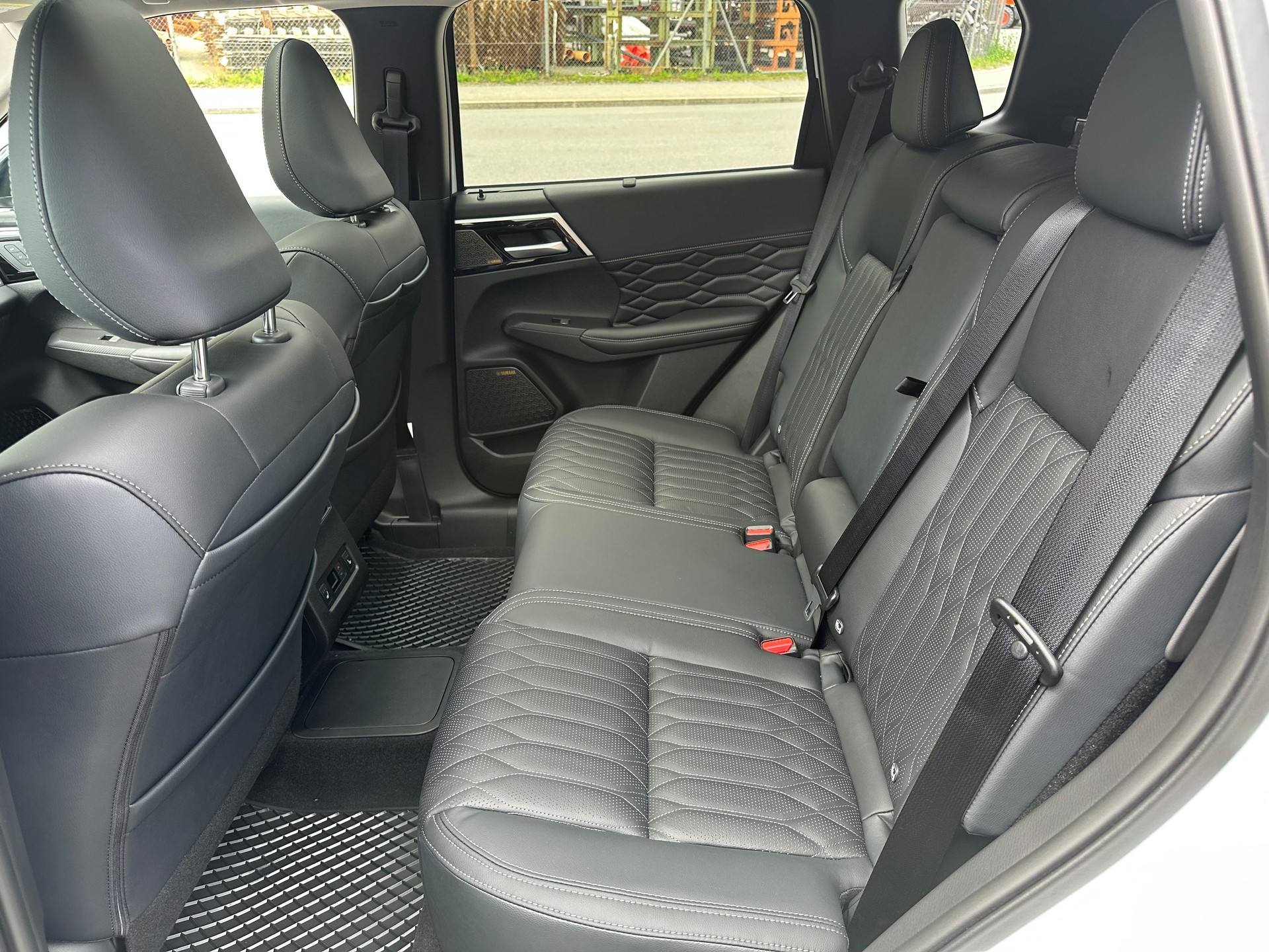 MITSUBISHI Outlander 2.4 PHEV Instyle Blackline 4x4-image-5