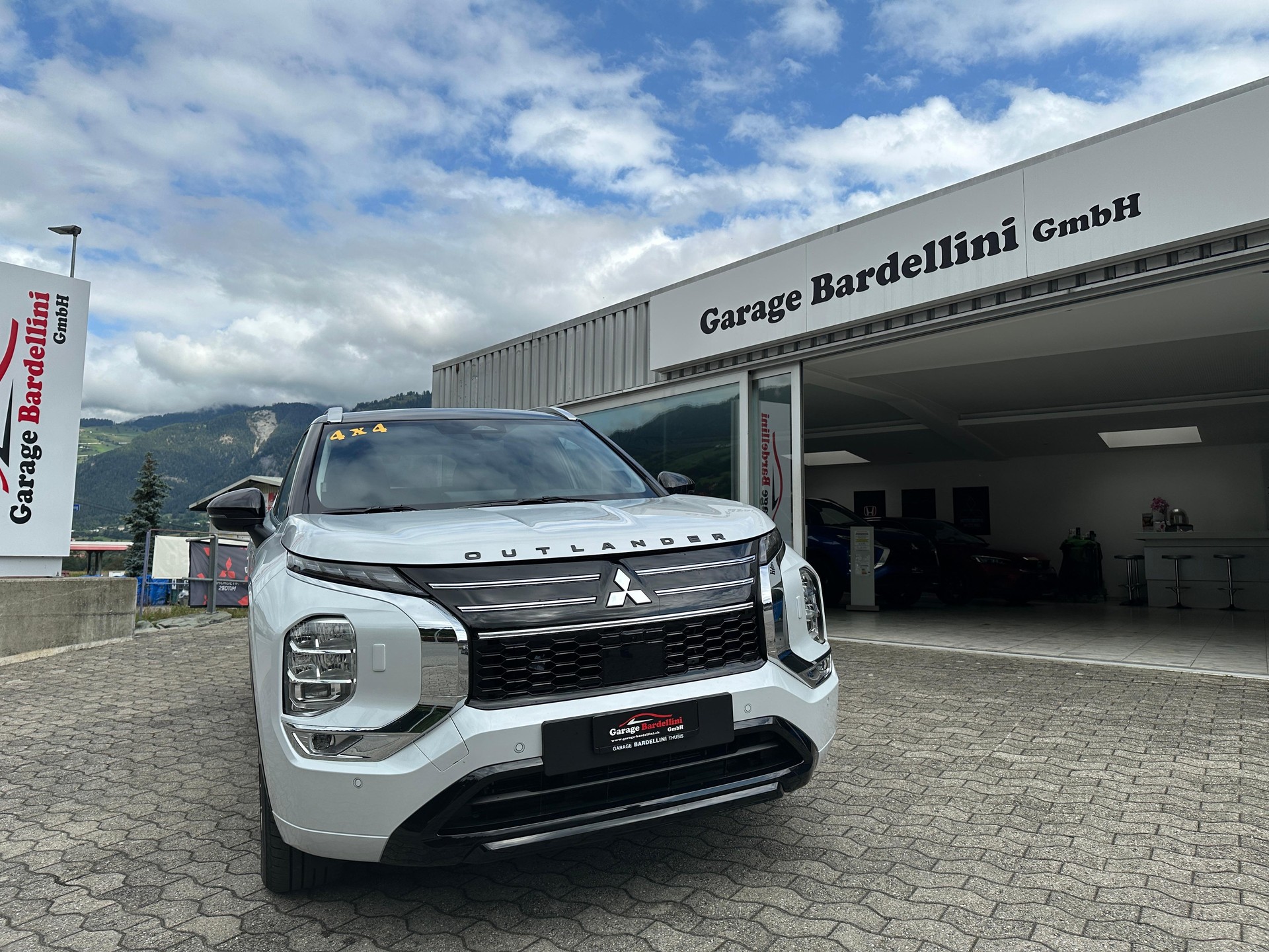 MITSUBISHI Outlander 2.4 PHEV Instyle Blackline 4x4-image-0