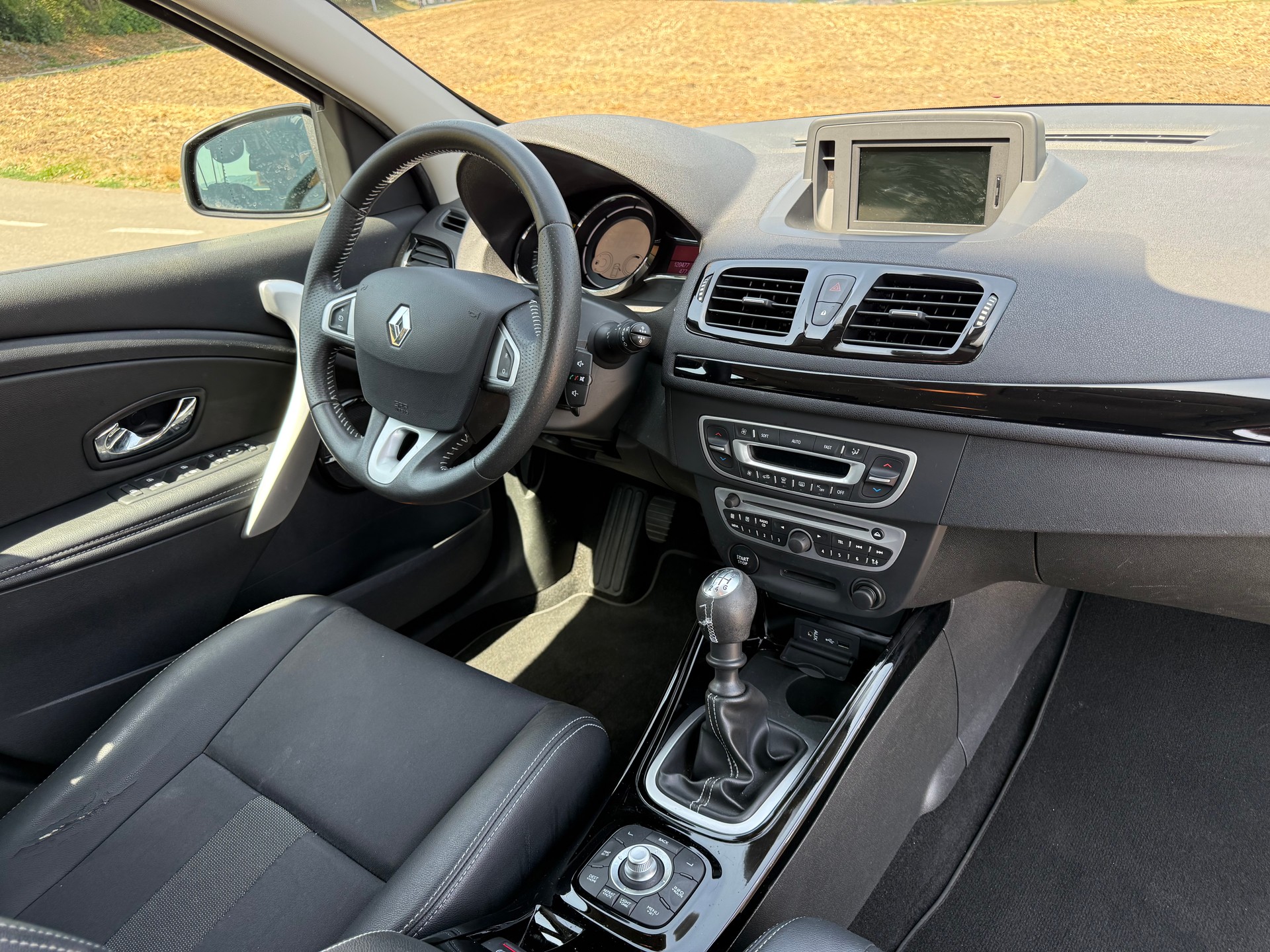 RENAULT Mégane Grandtour 1.4 16V Turbo Bose-image-4