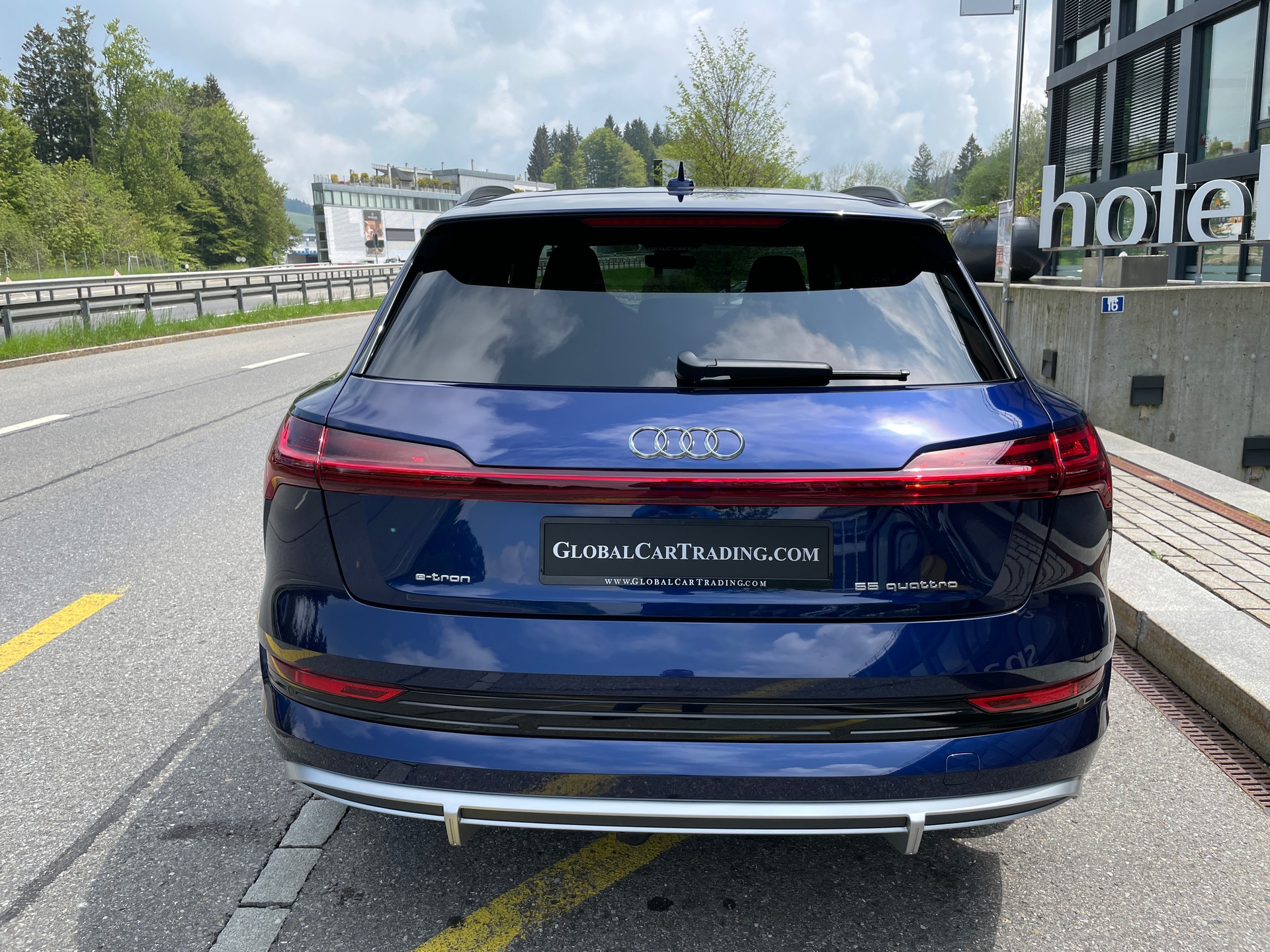 AUDI e-tron 55 S Line quattro-image-5