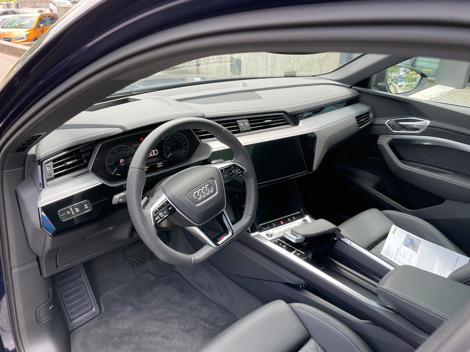 AUDI e-tron 55 S Line quattro-image-10