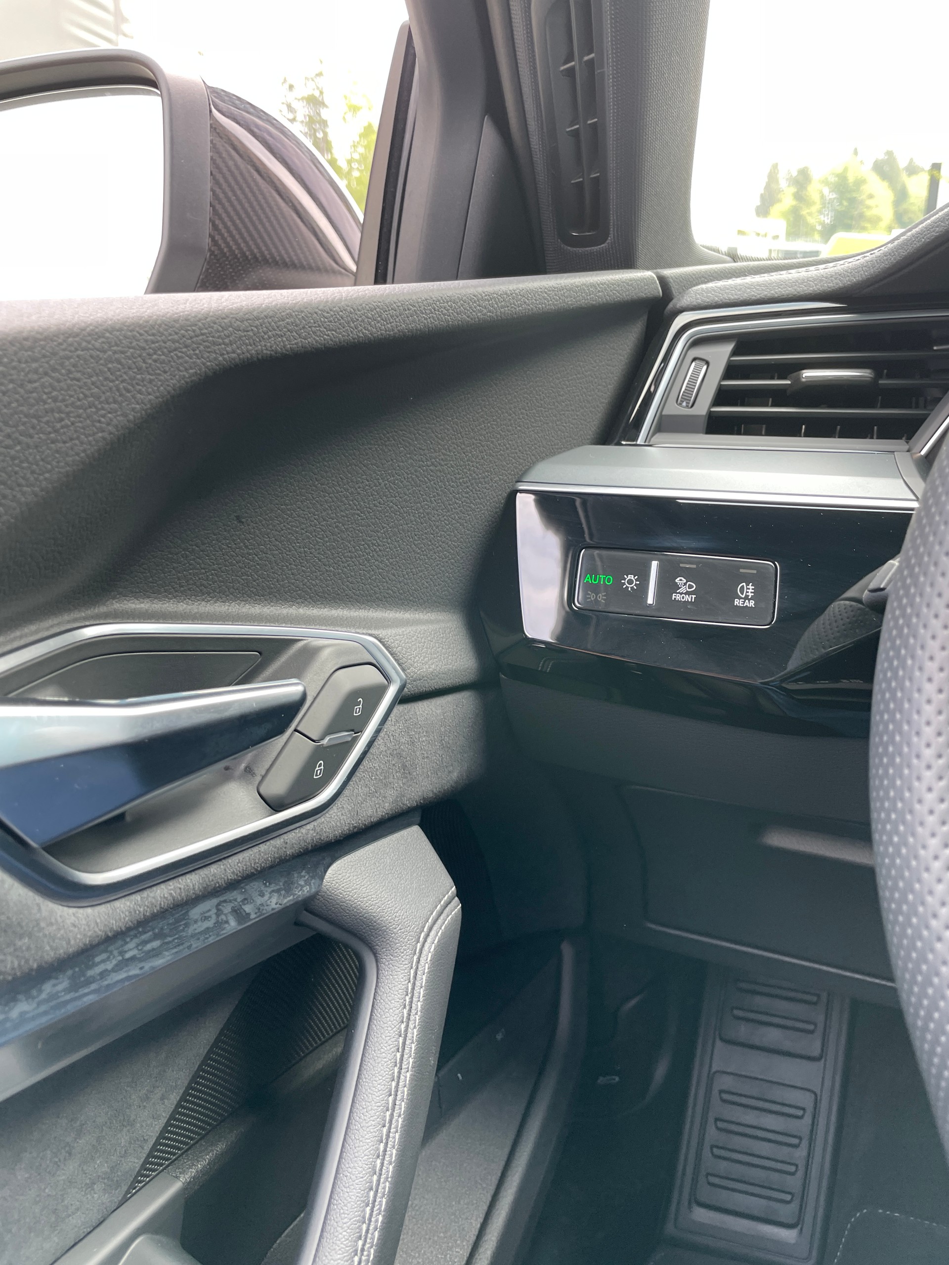 AUDI e-tron 55 S Line quattro-image-24