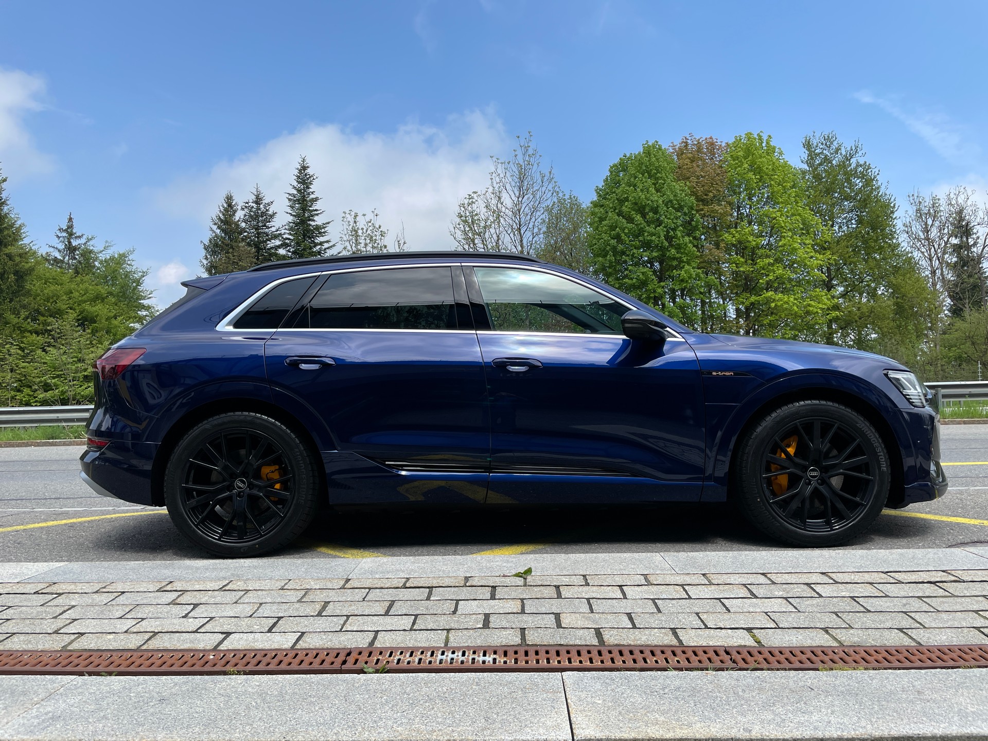 AUDI e-tron 55 S Line quattro-image-3