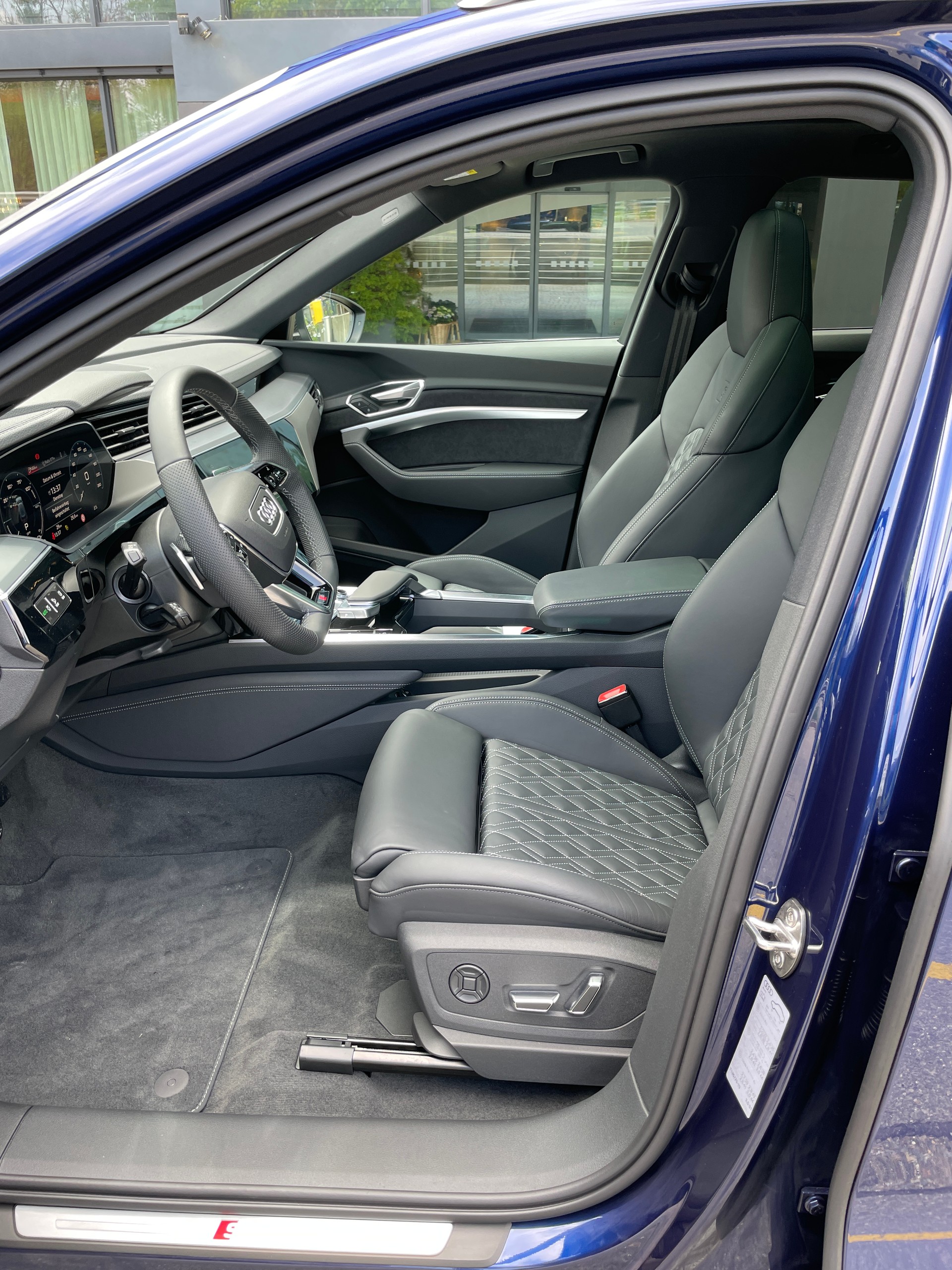 AUDI e-tron 55 S Line quattro-image-11
