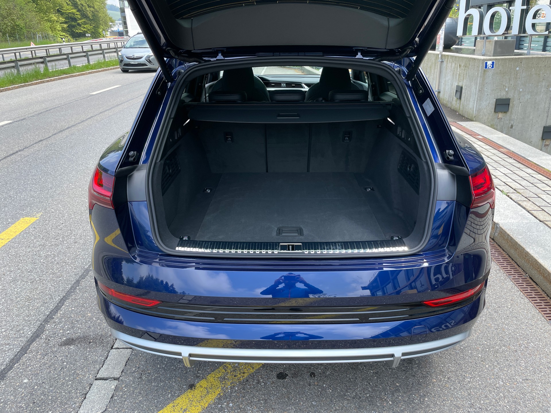 AUDI e-tron 55 S Line quattro-image-6