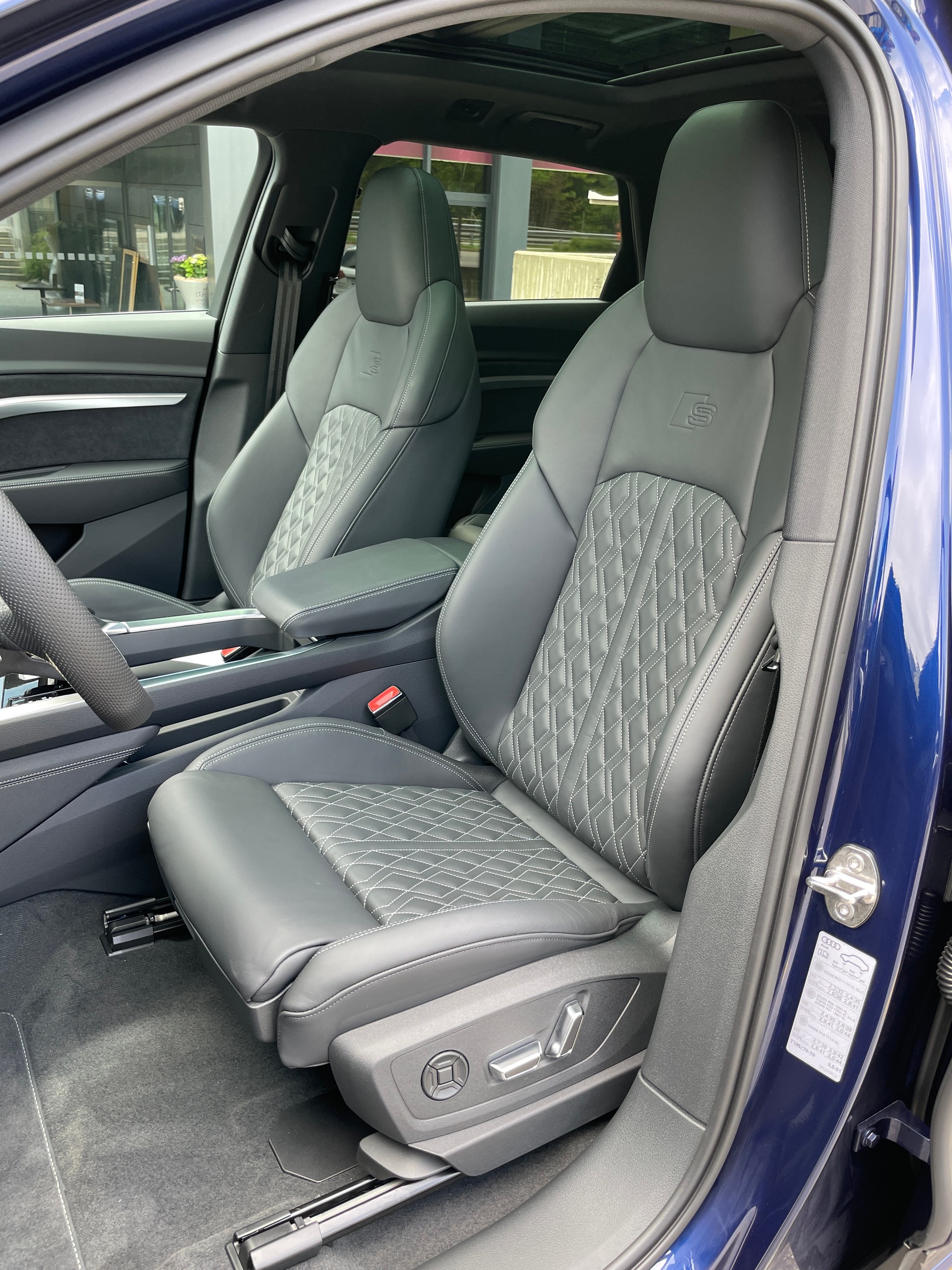 AUDI e-tron 55 S Line quattro-image-12