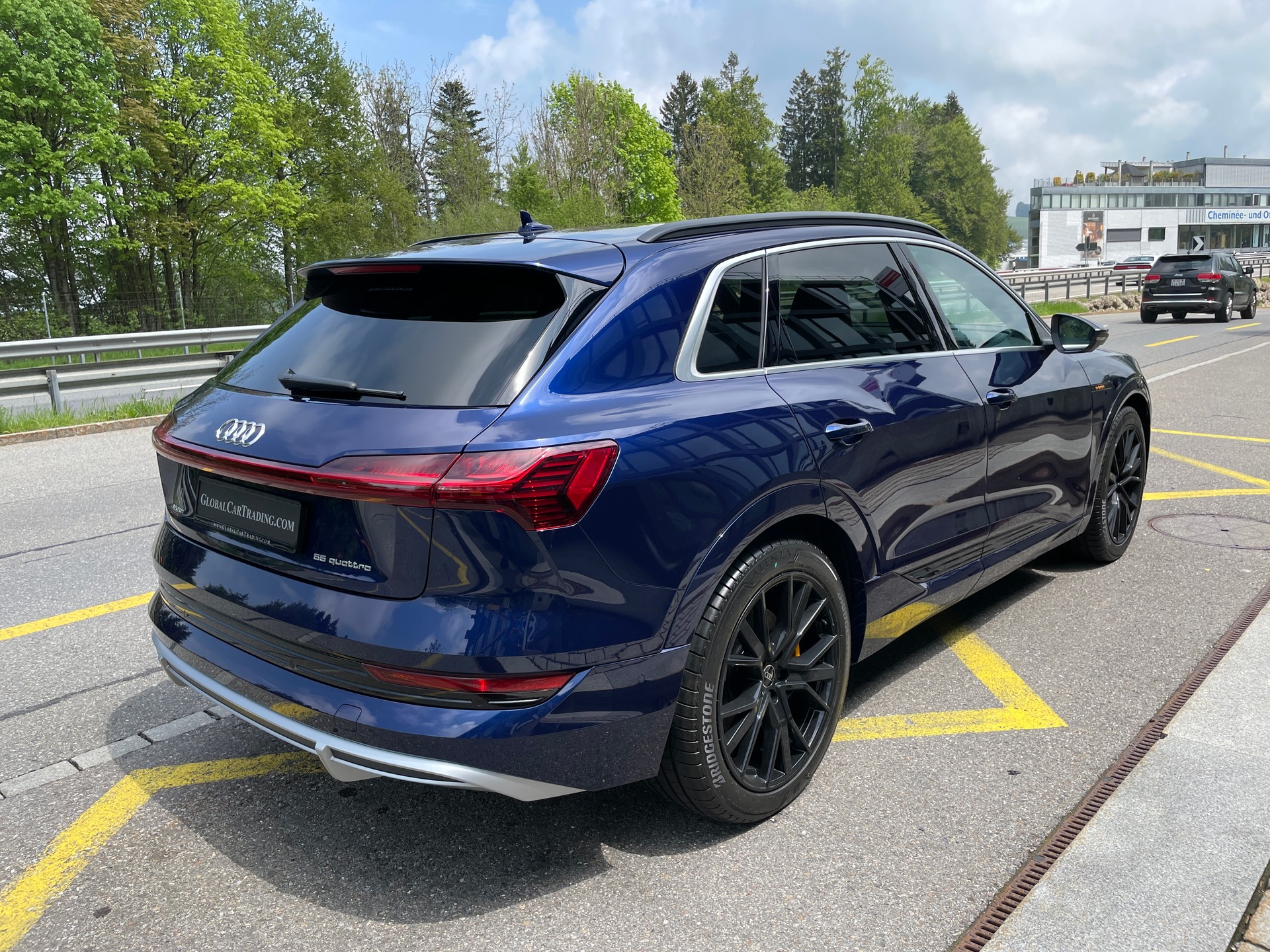 AUDI e-tron 55 S Line quattro-image-4