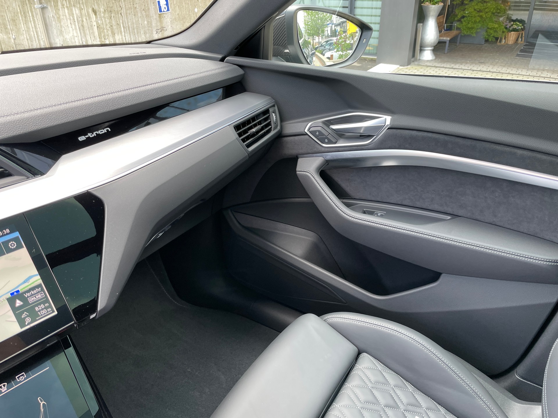 AUDI e-tron 55 S Line quattro-image-25