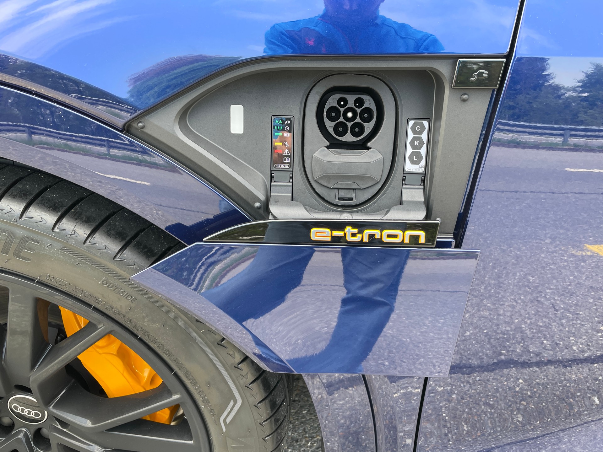 AUDI e-tron 55 S Line quattro-image-9