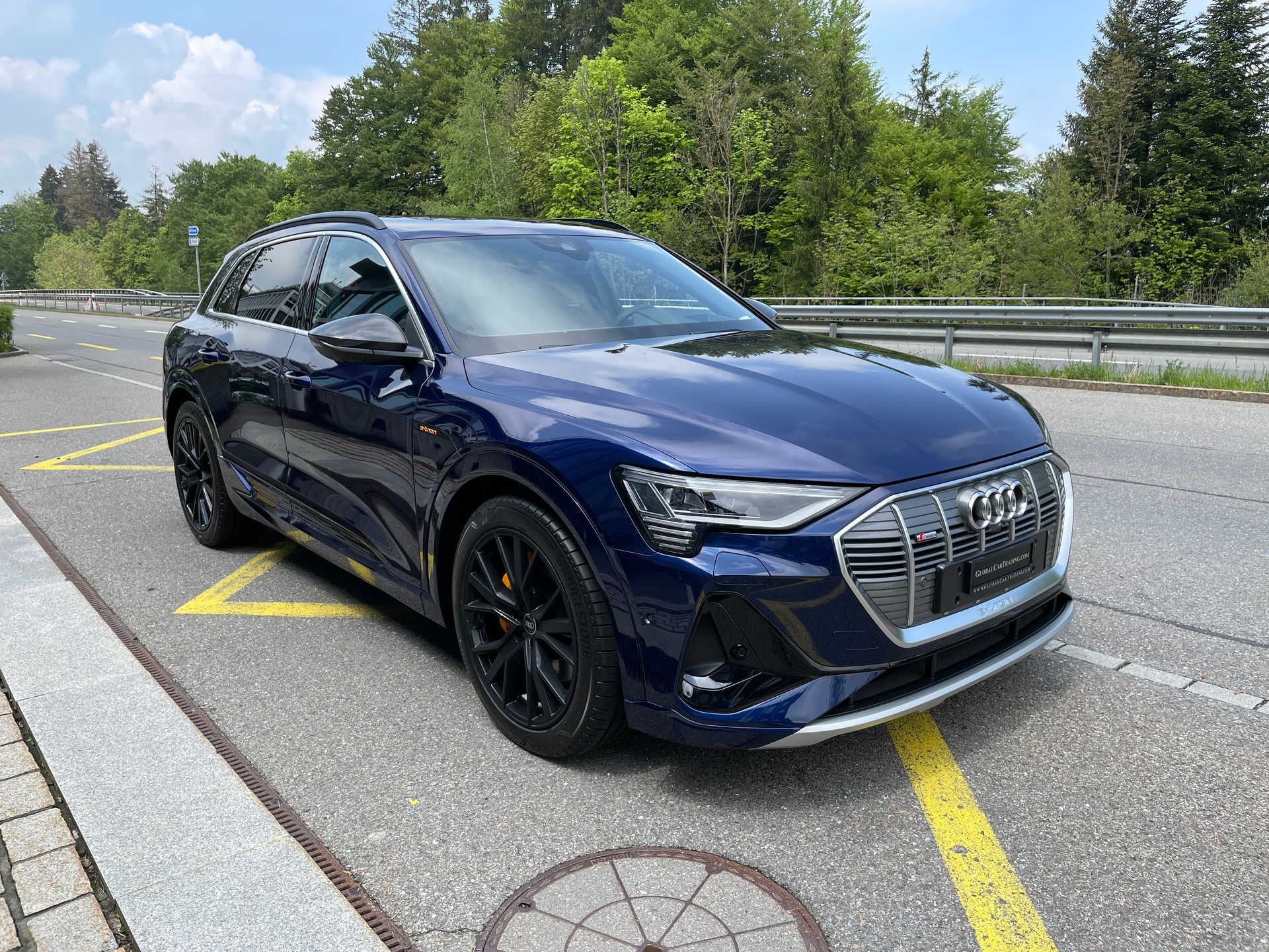 AUDI e-tron 55 S Line quattro-image-2