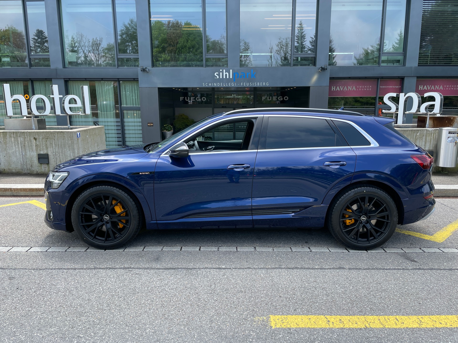 AUDI e-tron 55 S Line quattro-image-8