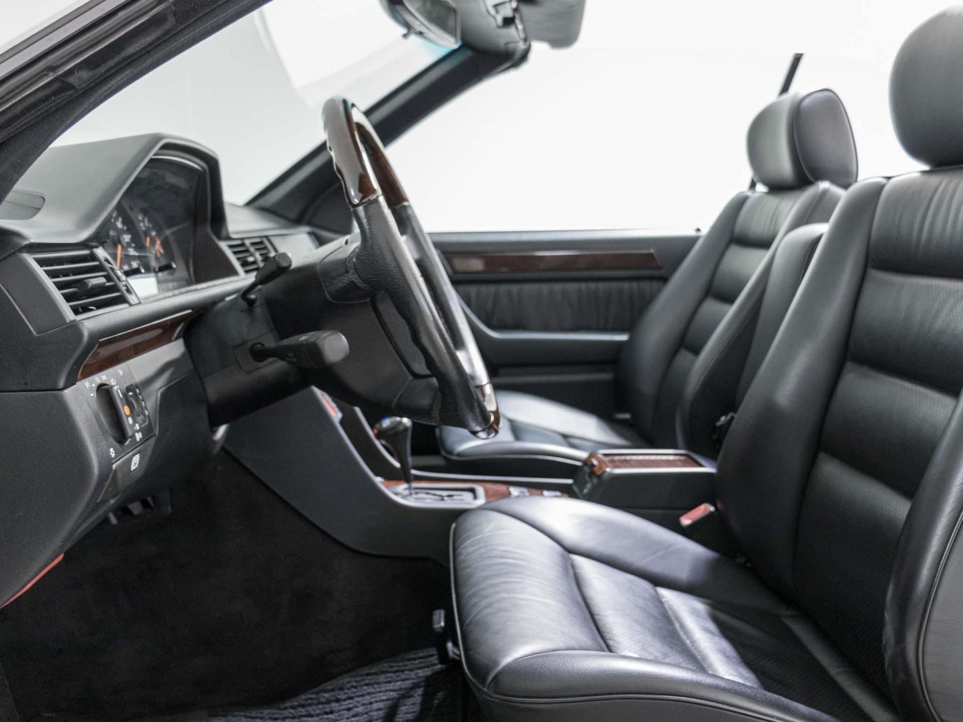 MERCEDES-BENZ E 220 Cabriolet-image-8