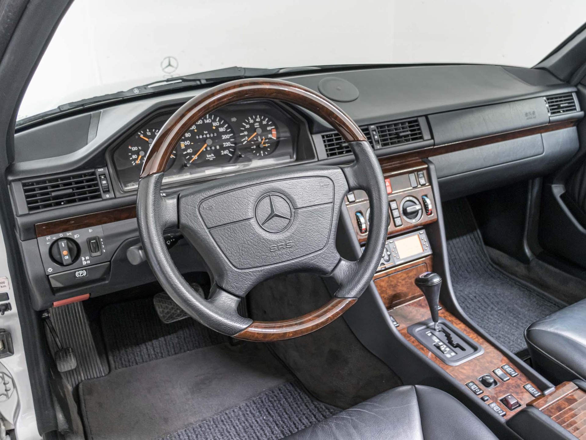 MERCEDES-BENZ E 220 Cabriolet-image-10