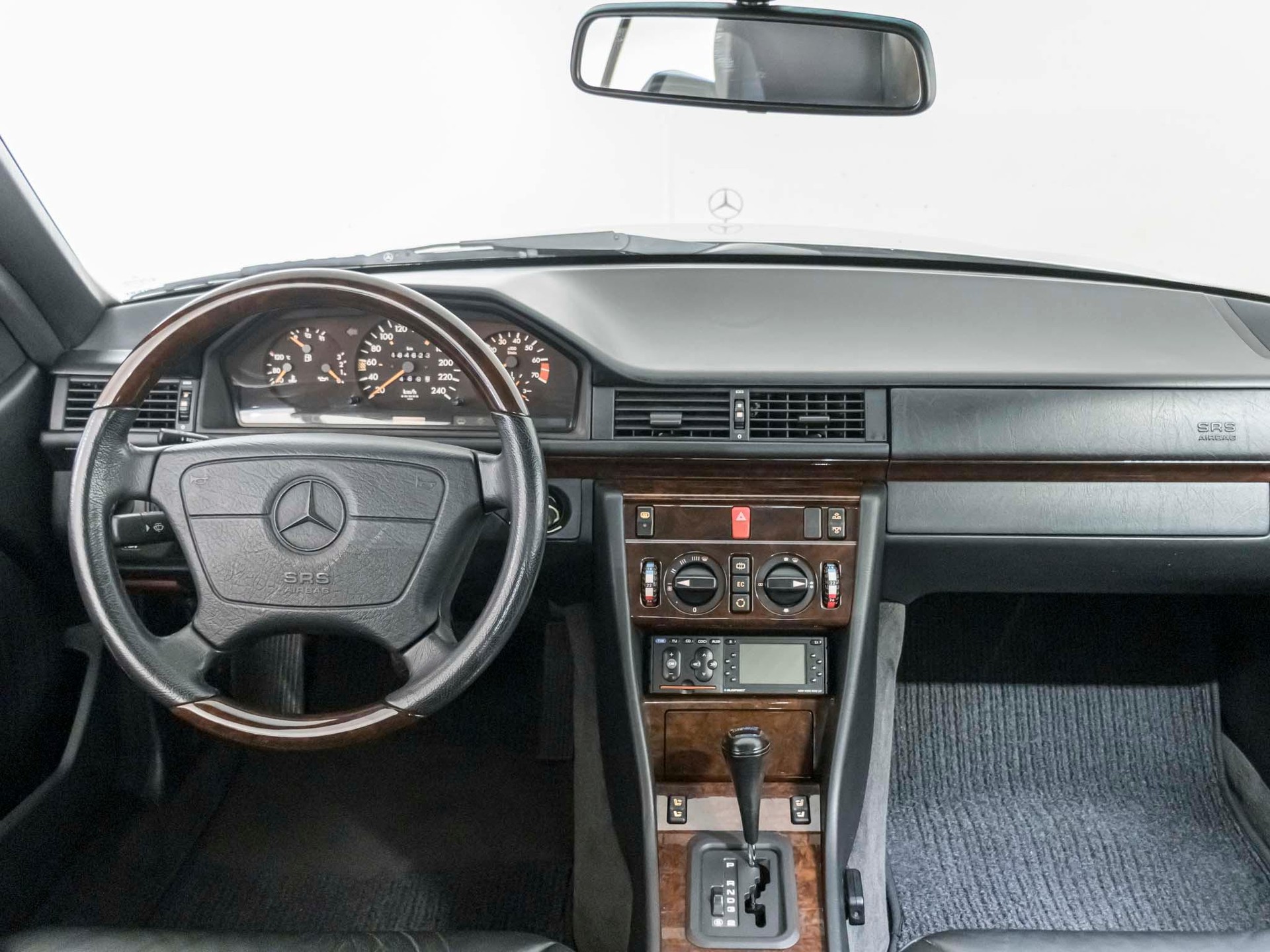 MERCEDES-BENZ E 220 Cabriolet-image-11