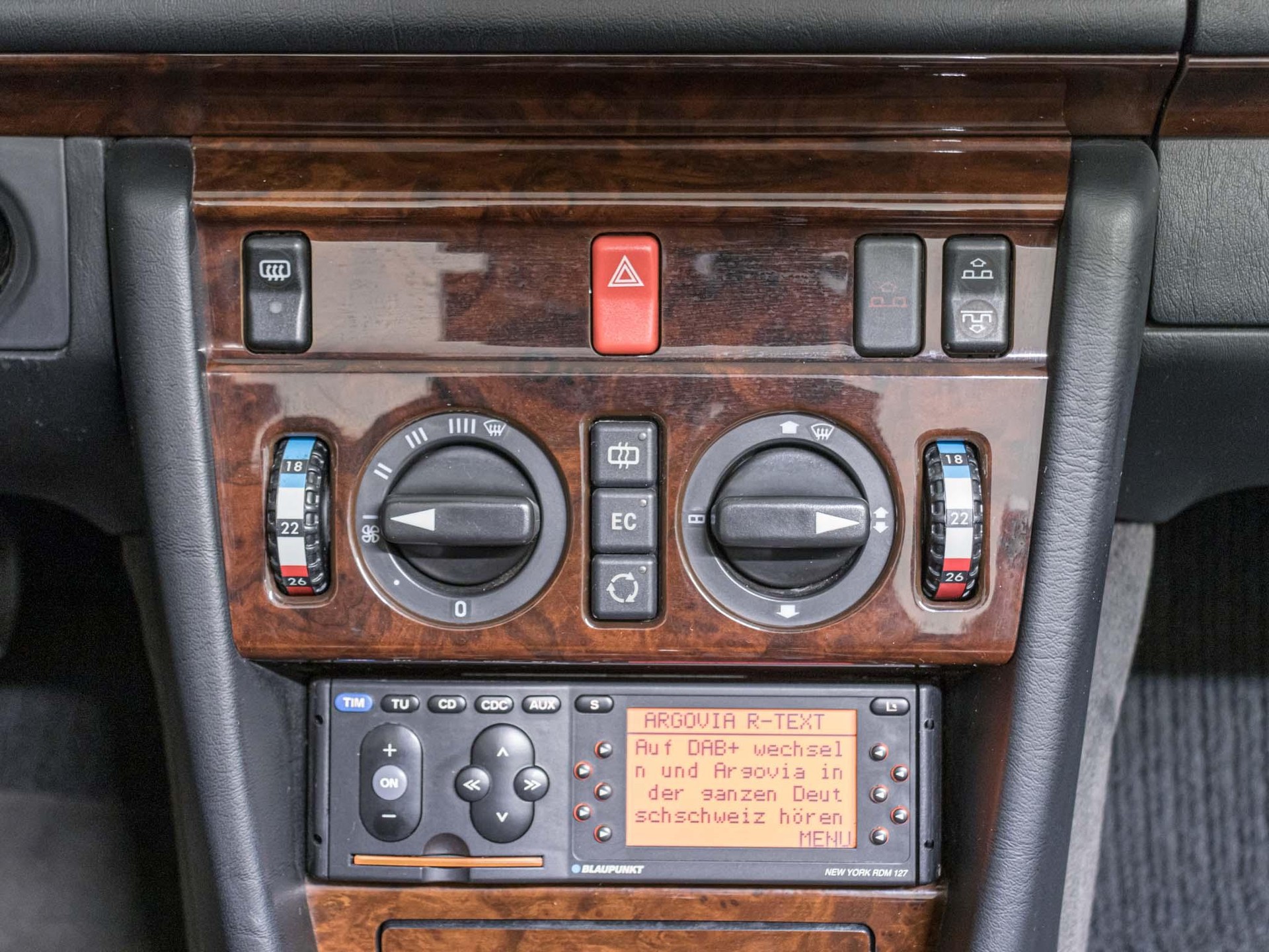 MERCEDES-BENZ E 220 Cabriolet-image-12
