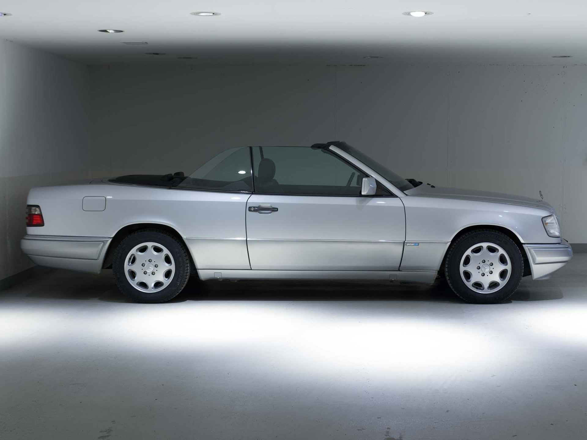 MERCEDES-BENZ E 220 Cabriolet-image-1