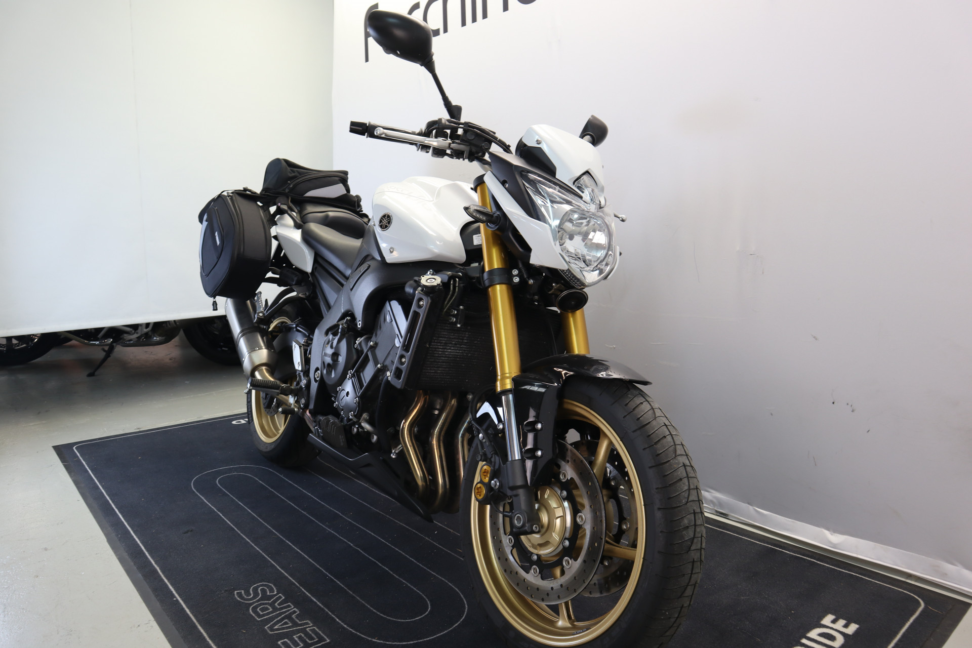 YAMAHA FZ 8 N-showroom-element-2