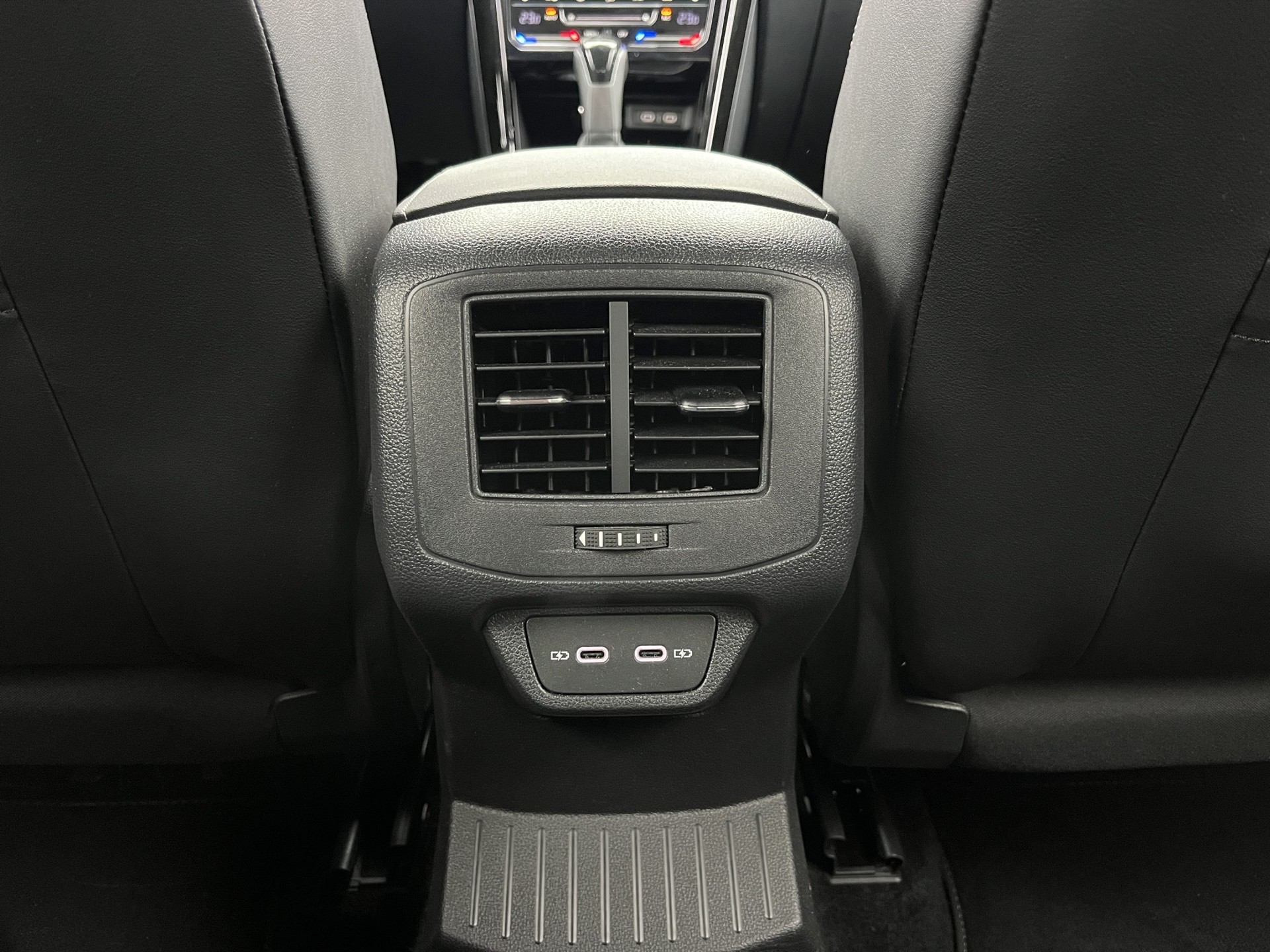VW T-Roc 2.0 TSI R-Line DSG 4Motion-image-12