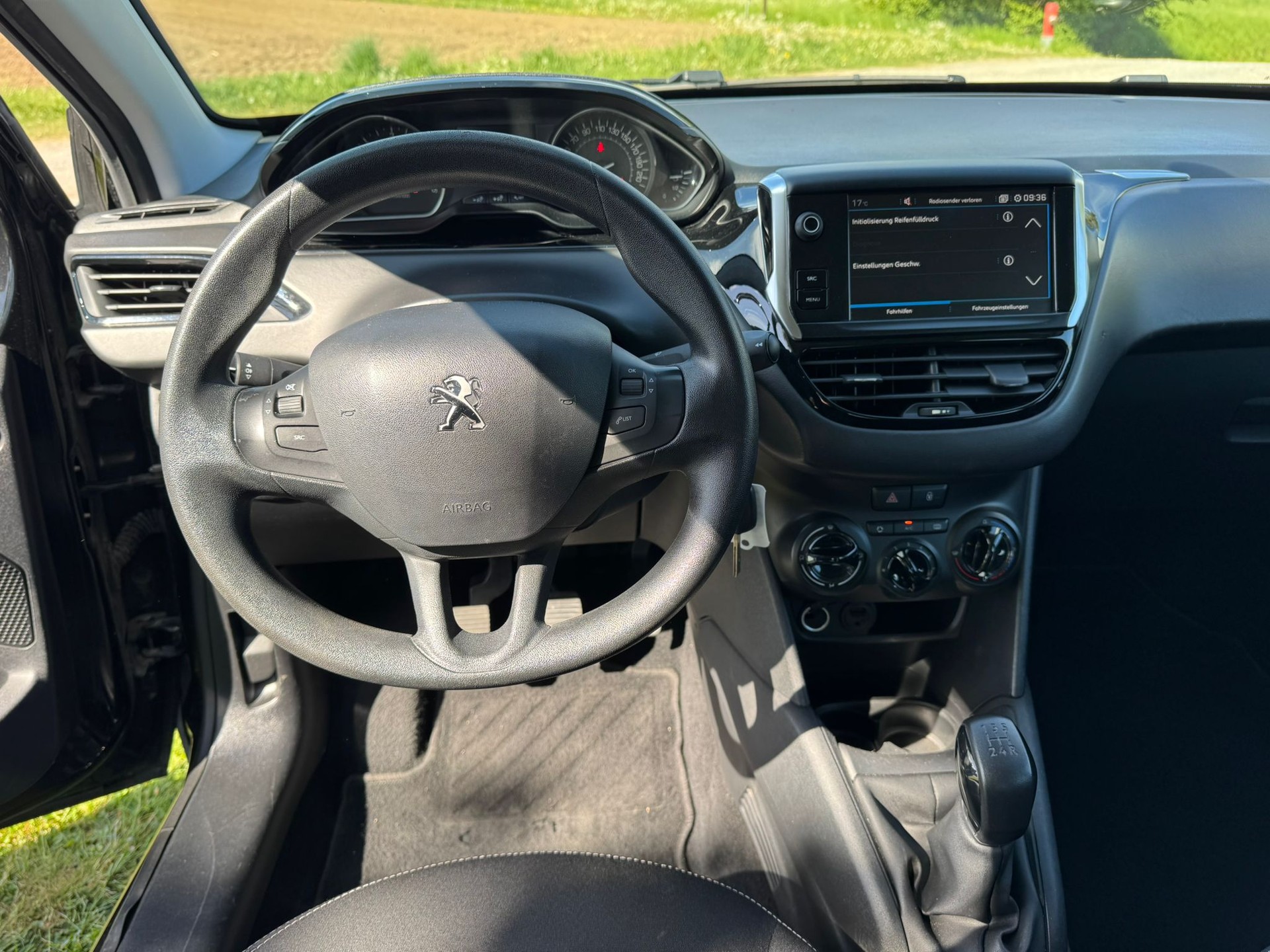 PEUGEOT 208 1.6 BlueHDi Active-image-9