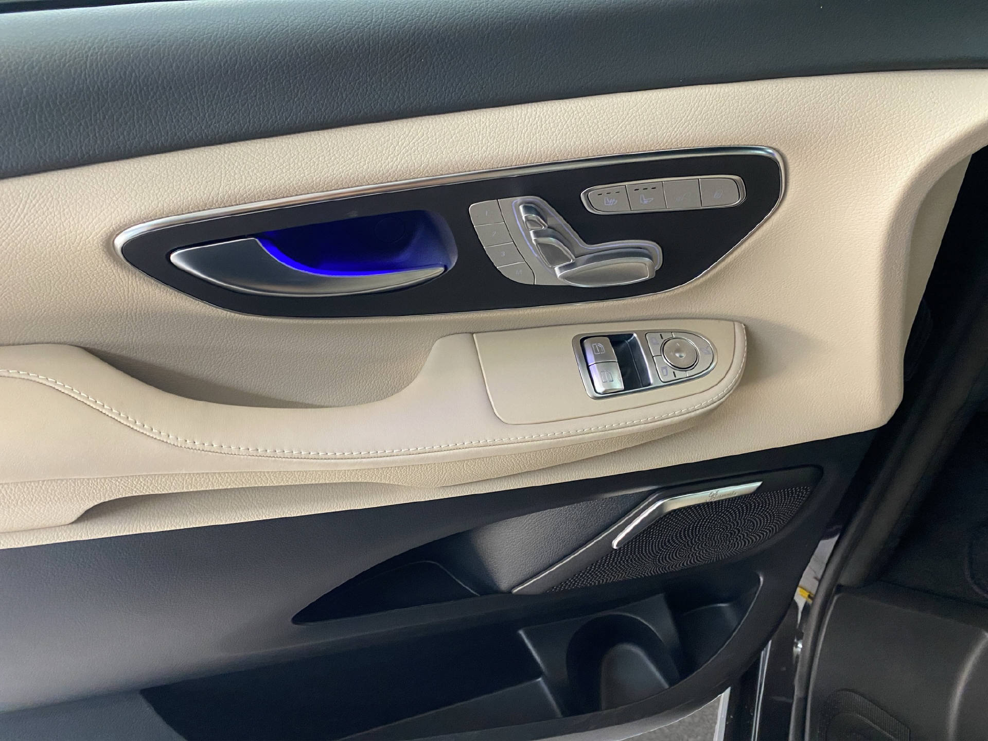 MERCEDES-BENZ V 300 d Exclusive Swiss Edit.-image-12
