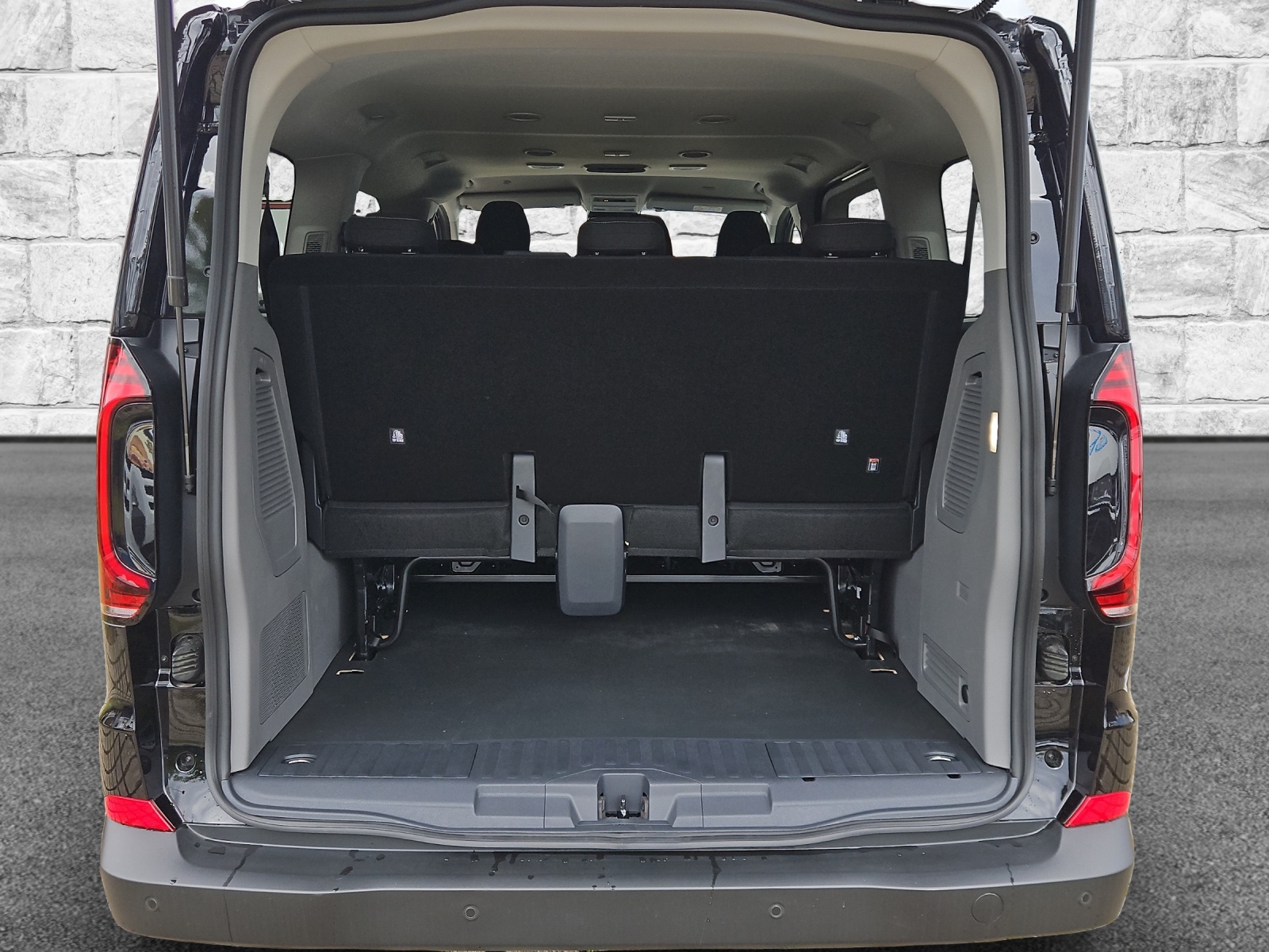 VW Caravelle BEV-image-13