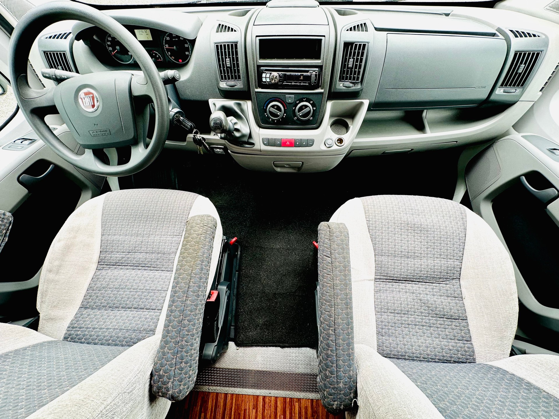 FIAT 2.3JTD 130PS LAIKA ***LÄNGSBETT, darunter ist eine Riesen Heck-Garage-image-21