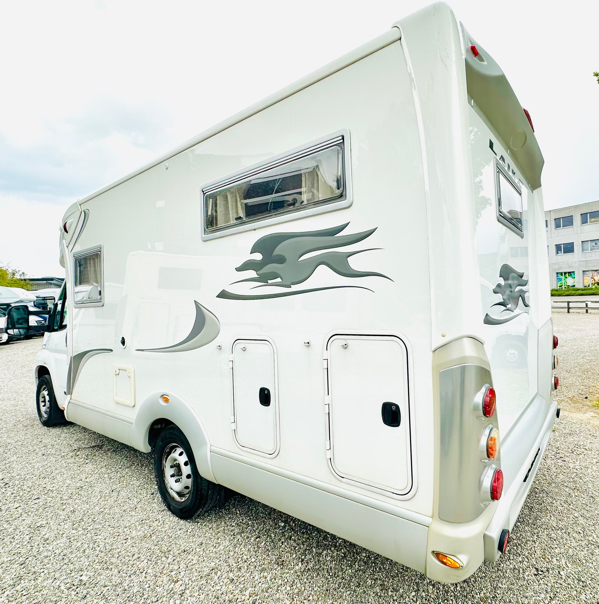 FIAT 2.3JTD 130PS LAIKA ***LÄNGSBETT, darunter ist eine Riesen Heck-Garage-image-5