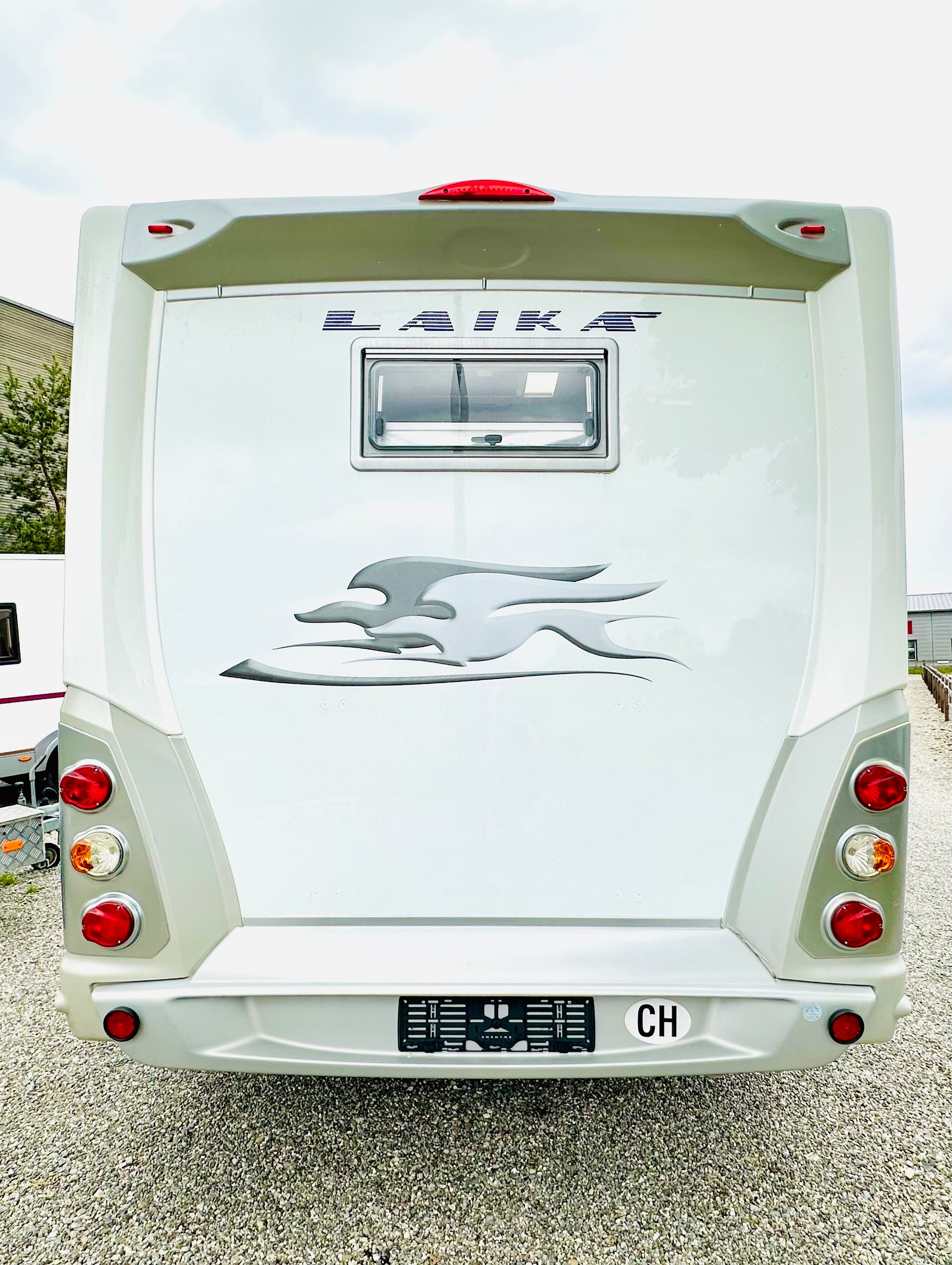 FIAT 2.3JTD 130PS LAIKA ***LÄNGSBETT, darunter ist eine Riesen Heck-Garage-image-4