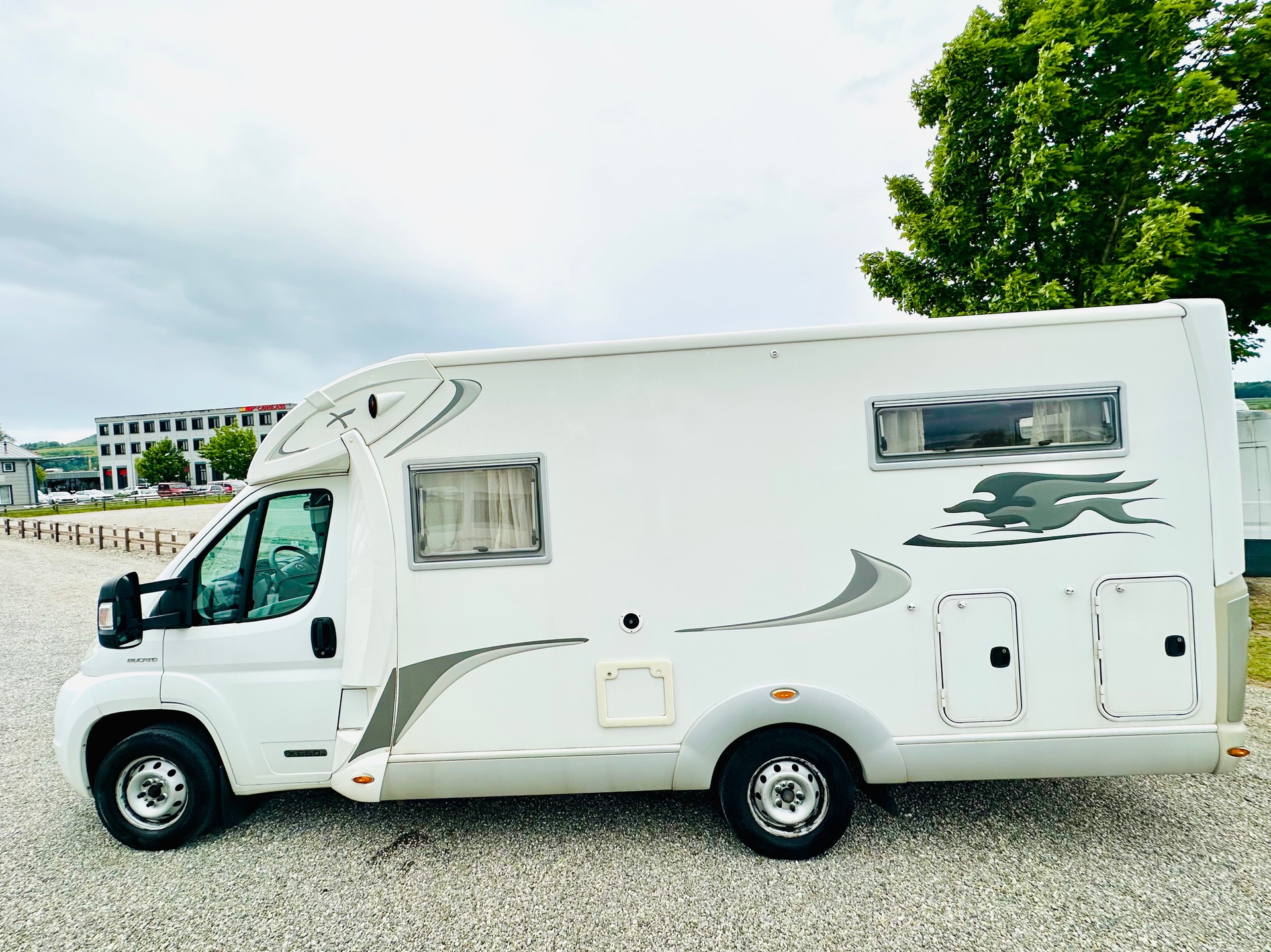 FIAT 2.3JTD 130PS LAIKA ***LÄNGSBETT, darunter ist eine Riesen Heck-Garage-image-6