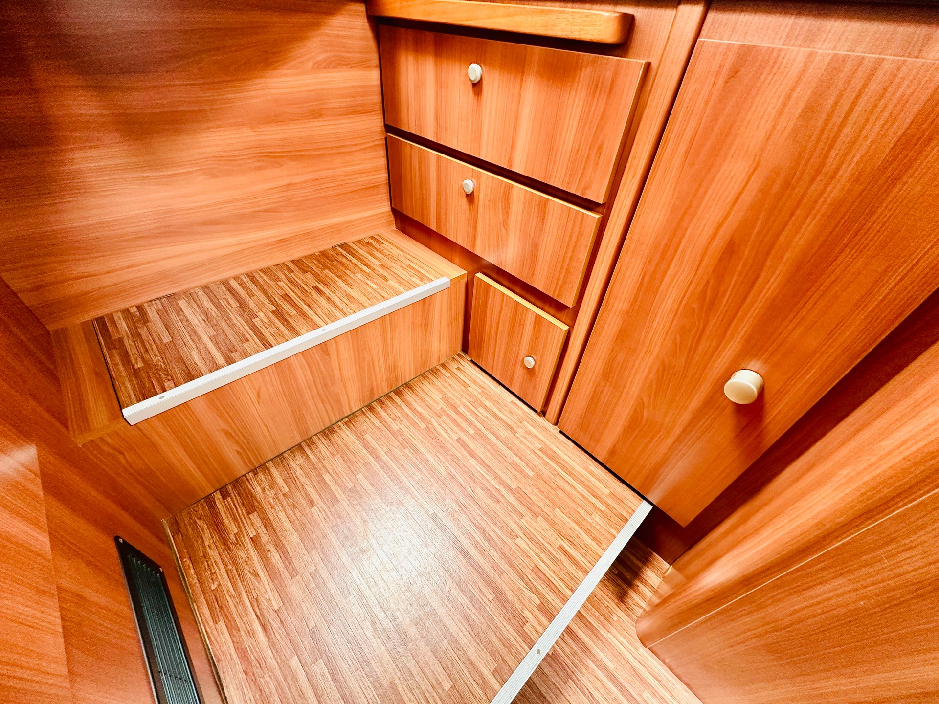 FIAT 2.3JTD 130PS LAIKA ***LÄNGSBETT, darunter ist eine Riesen Heck-Garage-image-15