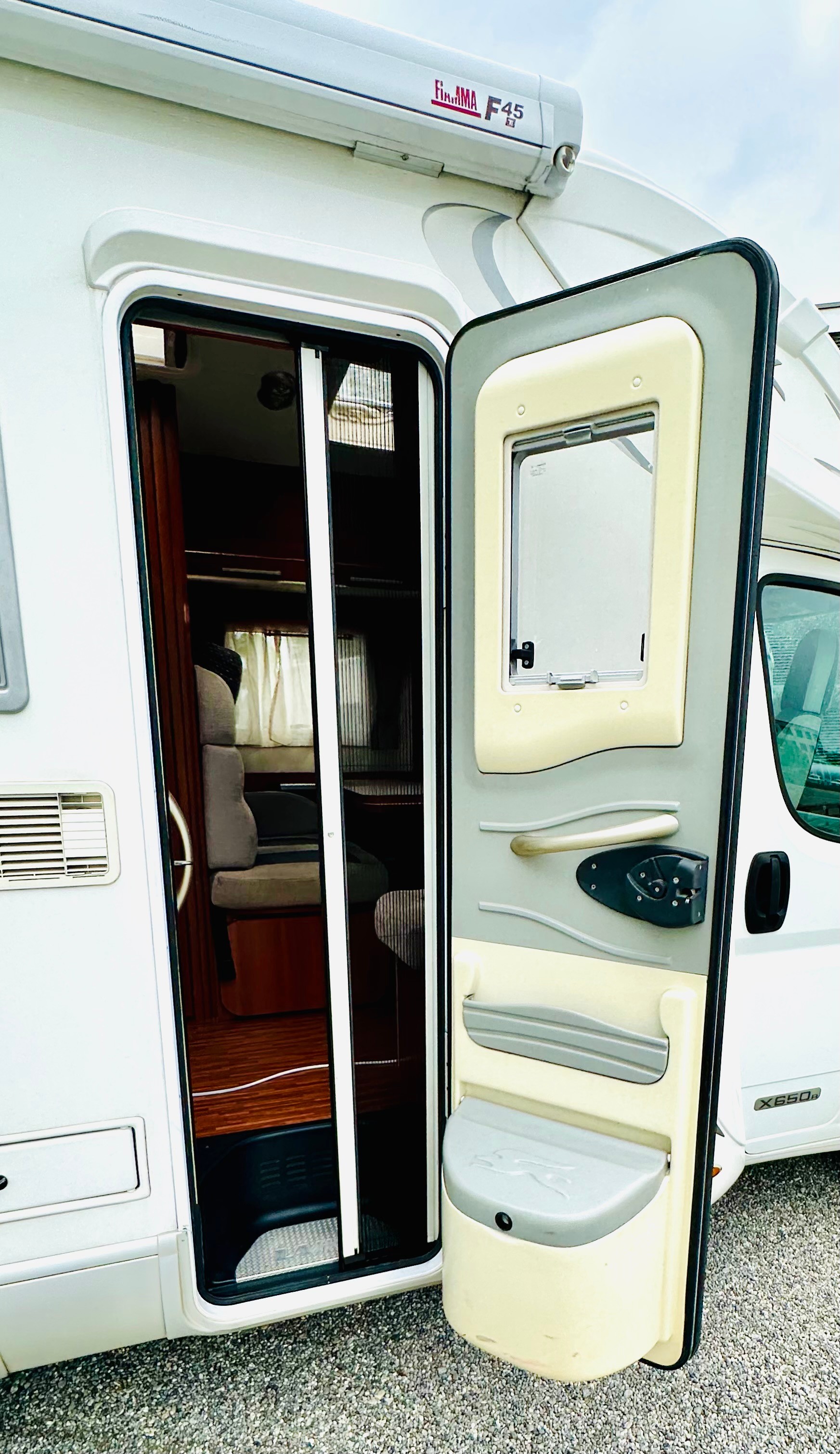 FIAT 2.3JTD 130PS LAIKA ***LÄNGSBETT, darunter ist eine Riesen Heck-Garage-image-20